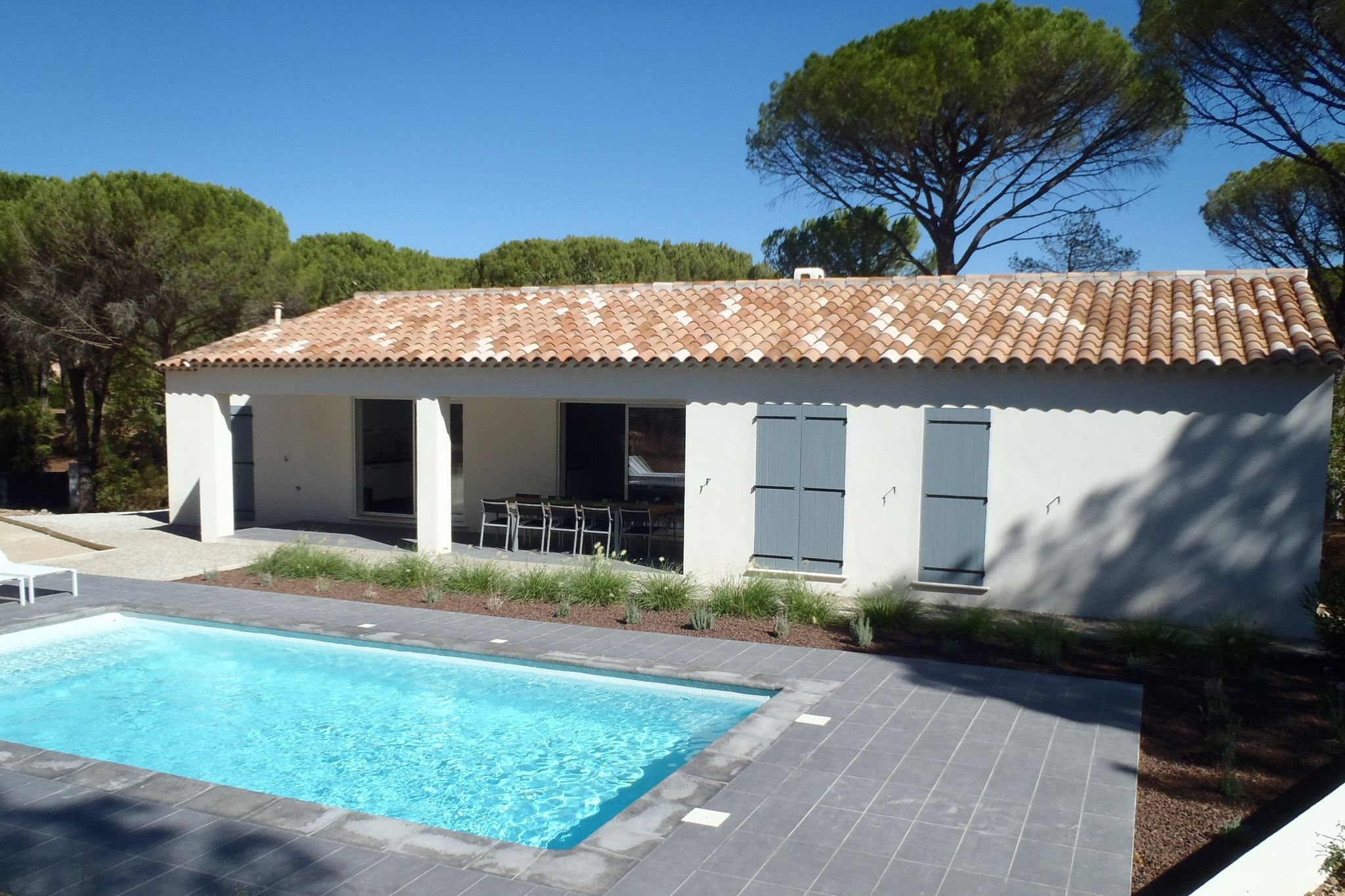 Villa moderne en Provence avec terrasse couverte
