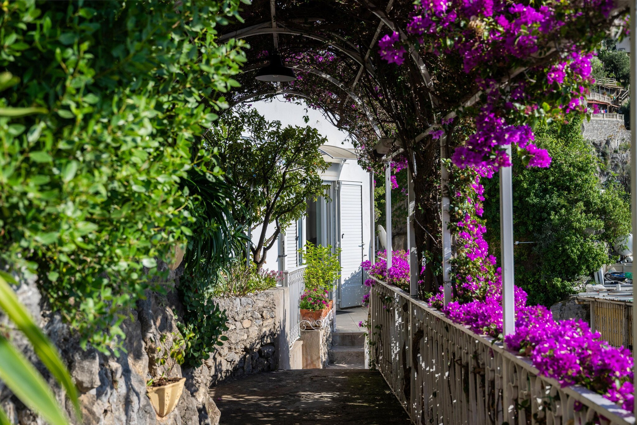 Ground floor: (Living room(TV(satellite)), open kitchen(oven, microwave), bathroom(tumble dryer, washbasin, toilet, washing machine))\n\nOn the 1st floor: (Bedroom with bathroom(double bed, bathtub with shower, shower, toilet, bidet))\n\nair conditioning, terrace, parking