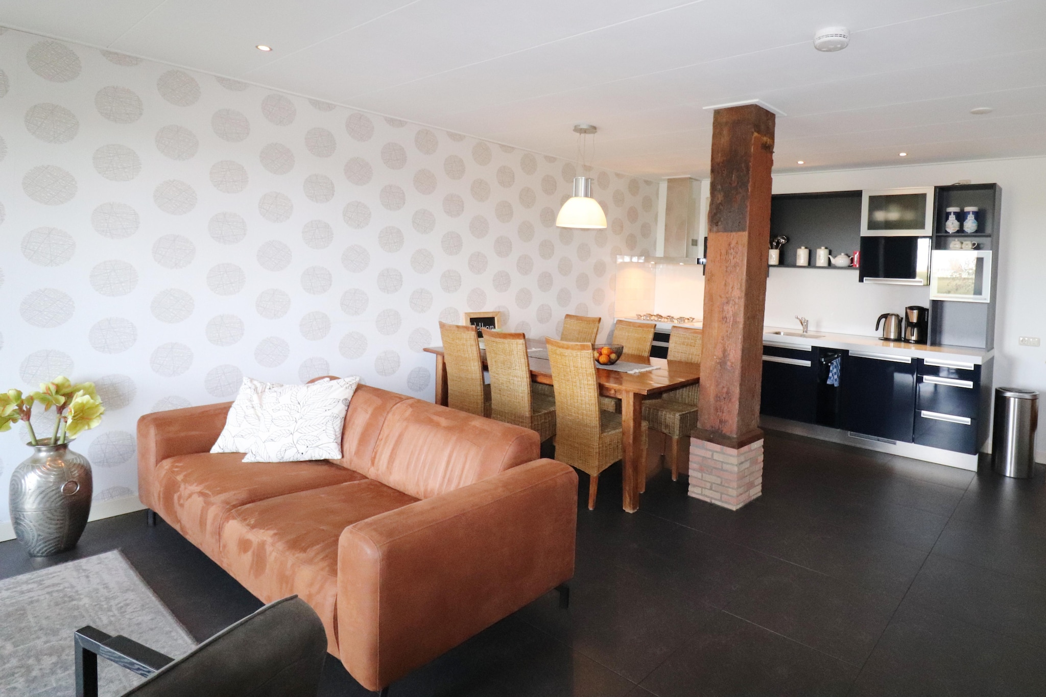 This luxurious holiday home is beautifully situated just outside Workum, one of the Frisian Eleven Cities. The holiday home is built into a large farmhouse in the Workumer Mar. The interior is bright and modern, with a clear focus on comfort. Relax inside or outside on the terrace. From the holiday home, you have a magnificent view of the surrounding countryside.

Workum is an old and lively town on the edge of the IJsselmeer. There are many galleries, various restaurants, and charming terraces. In the town center, next to the Merk, is the Jopie Huisman Museum. Here you can admire his beautiful paintings. Workum also has much to offer shoppers. The people of Workum organize numerous activities throughout the year. Try pottery, blacksmithing, or painting.

In this quiet, rural area, you can truly enjoy peace and quiet. You can regularly spot deer and birds of prey in the fields. In and around Workum, you can enjoy water sports to your heart's content, such as surfing, sailing, kitesurfing, canoeing, and, of course, swimming. Workum has a large beach with a volleyball court and surf shop, several marinas and many boat rental companies.