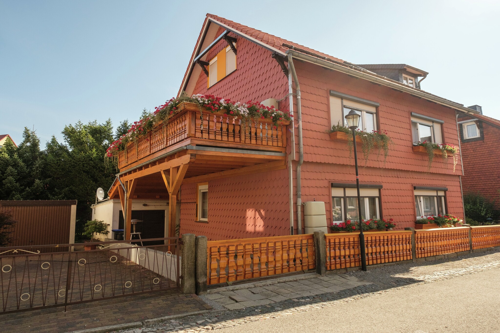 This cozy ground-floor apartment in Ilsenburg offers a peaceful retreat just 500 meters from the town center and surrounded by forest. Ideal for couples or small families, it’s a perfect base to explore the Harz region. Nearby attractions include the majestic Brocken summit, the romantic Ilse Valley, and the historic Wernigerode Castle. For culture lovers, Kloster Ilsenburg and the Aviation Museum provide rich local heritage.
The apartment features a welcoming living room, a separate dining area, and a fully equipped kitchen with ceramic stove, oven, microwave, and dishwasher. A comfortable bedroom with a double bed and a bathroom with both bathtub and shower ensure a relaxing stay. Additional amenities include a paid washing machine, hot tub, stove, coffee machine, and child-friendly extras like a high chair and children’s bed. Bicycle storage and on-site parking add convenience.
Surrounded by forest trails and close to public transport, swimming pools, and ski slopes, the location is ideal for year-round adventure. Dining options nearby include the rustic Zur Waldschanke, fresh seafood at Mullers Fisch und Speisegaststatte, and Italian favorites at Pizza Italia.