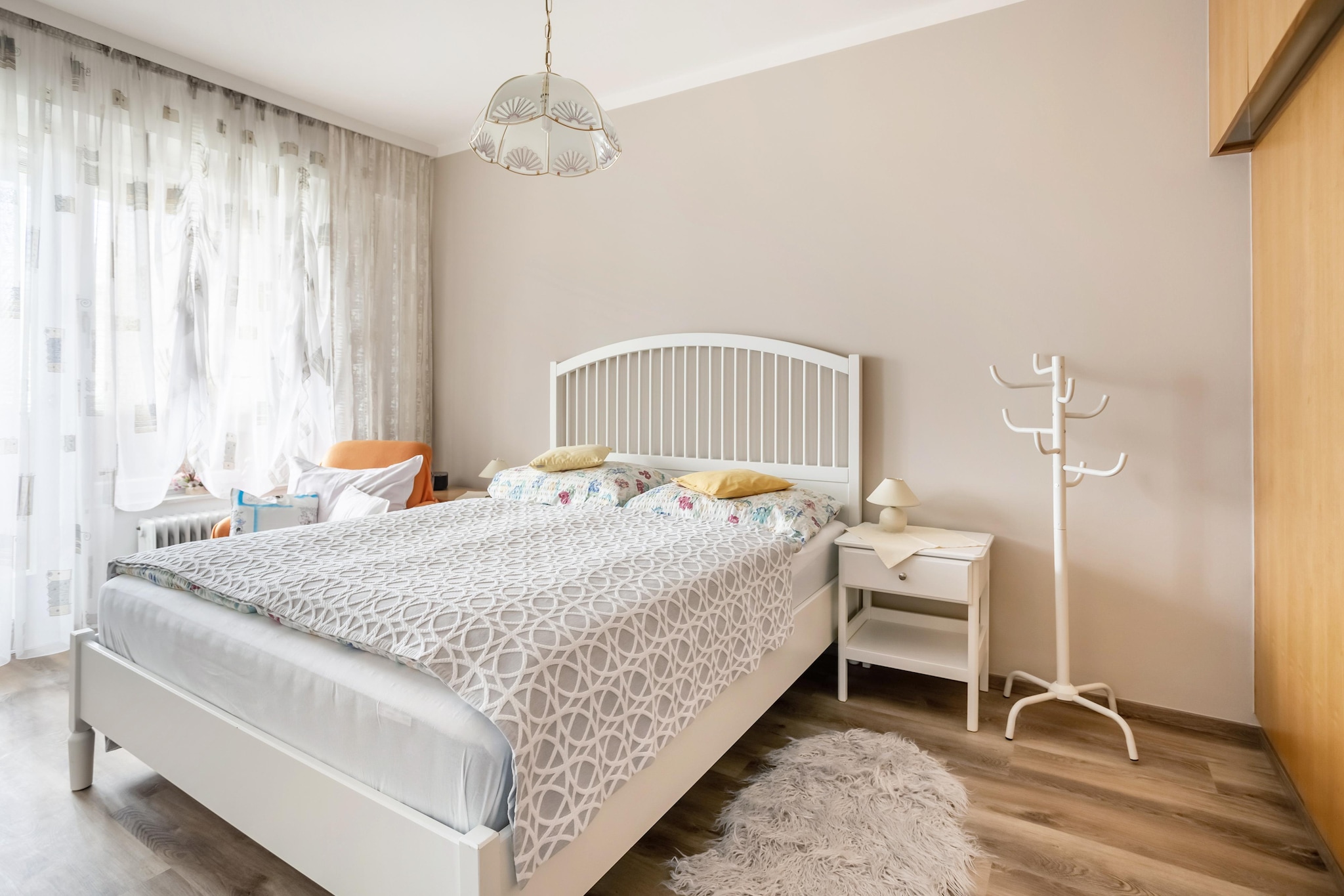 On the 1st floor: (hallway, Living room(single sofa bed, TV(satellite), radio), Kitchen(cooker(4 ring stoves), oven, microwave, fridge-freezer), bedroom(double bed), bathroom(shower, washbasin, toilet))\n\nconservatory/veranda, patio, heating(central), garden furniture, 2x parking, lift