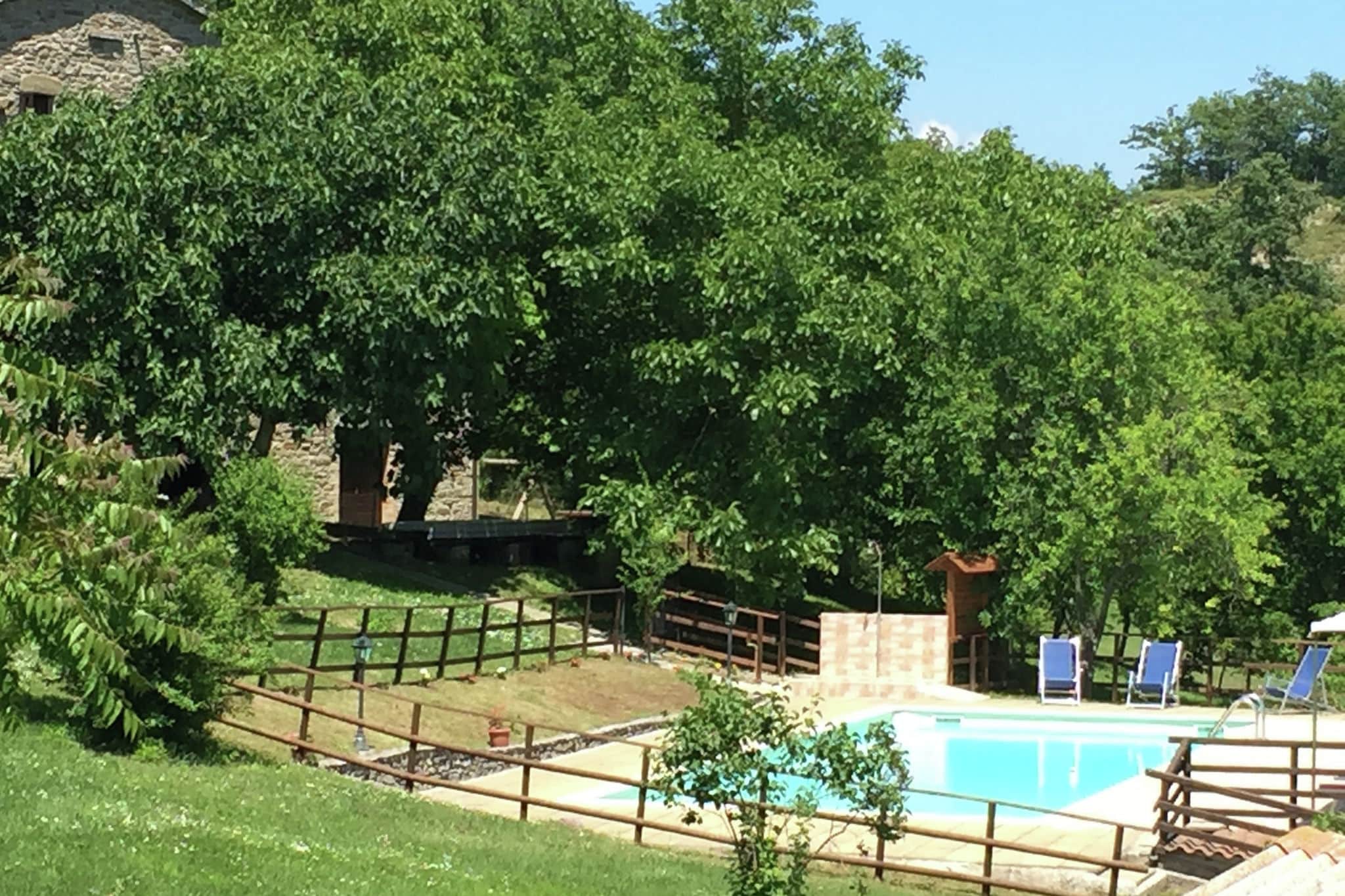 Bauernhaus in Apecchio mit Schwimmbad, Patio, Garten, Grillen