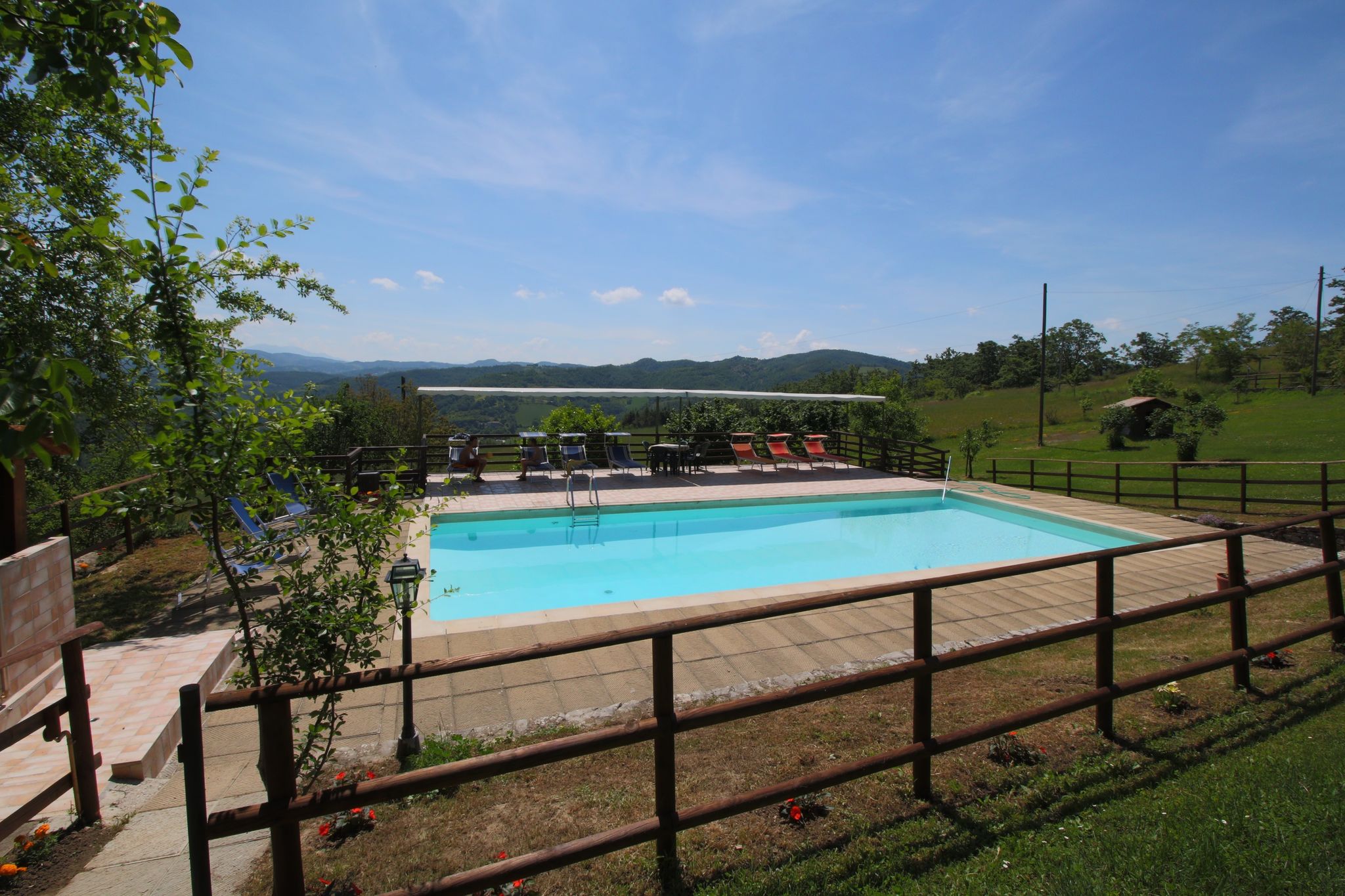 Rustieke boerderij in Apecchio met een zwembad en tuin