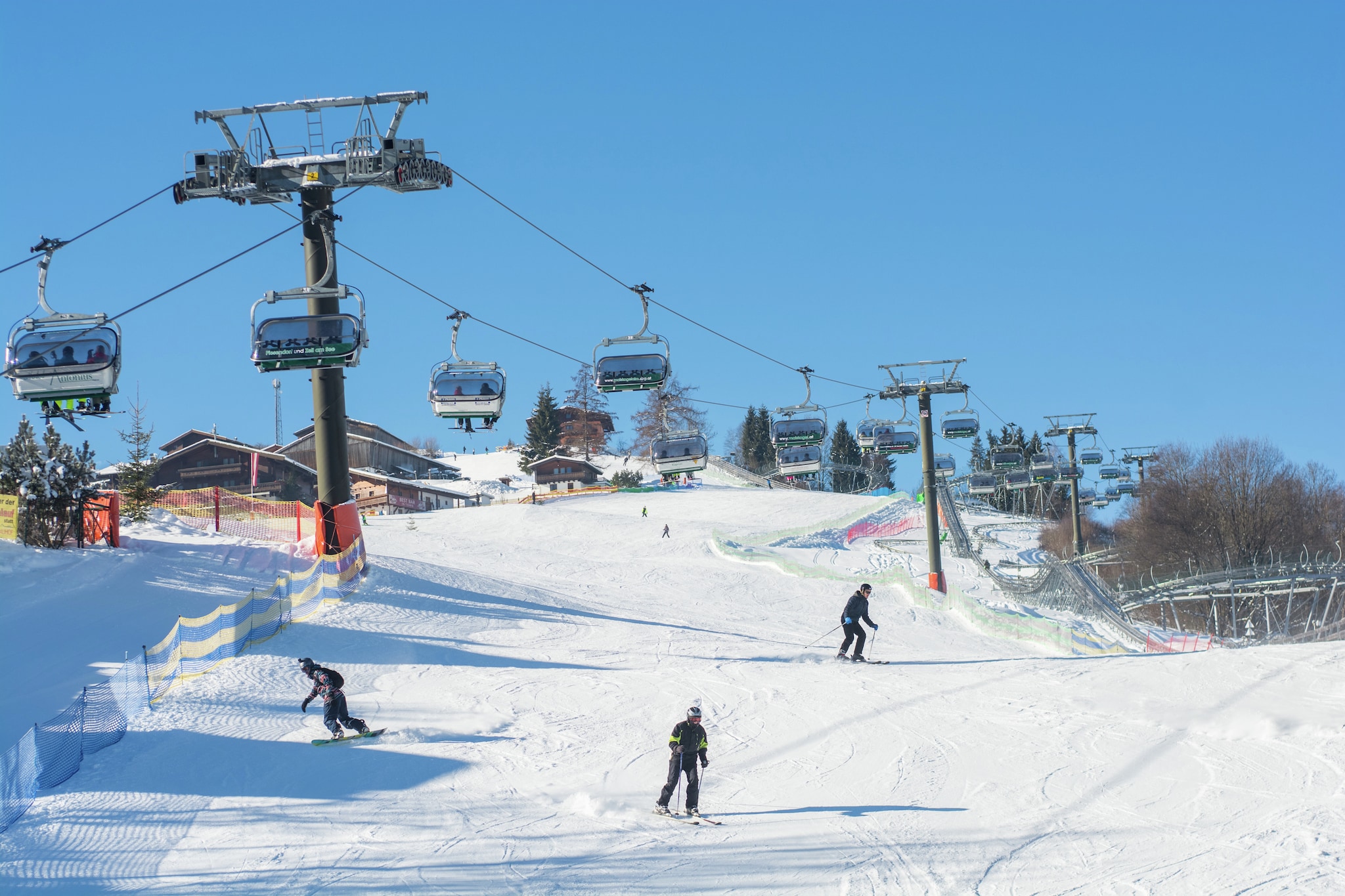 Ground floor: (Living room(double sofa bed, TV, dining table), Kitchen(electric kettle, cooker(ceramic), coffee machine, oven, microwave, fridge-freezer), bedroom(double bed, TV), bathroom(shower, washbasin, toilet), ski storage)\n\nbalcony, heating(central), garden(shared with the owner ), garden furniture, parking, play equipment