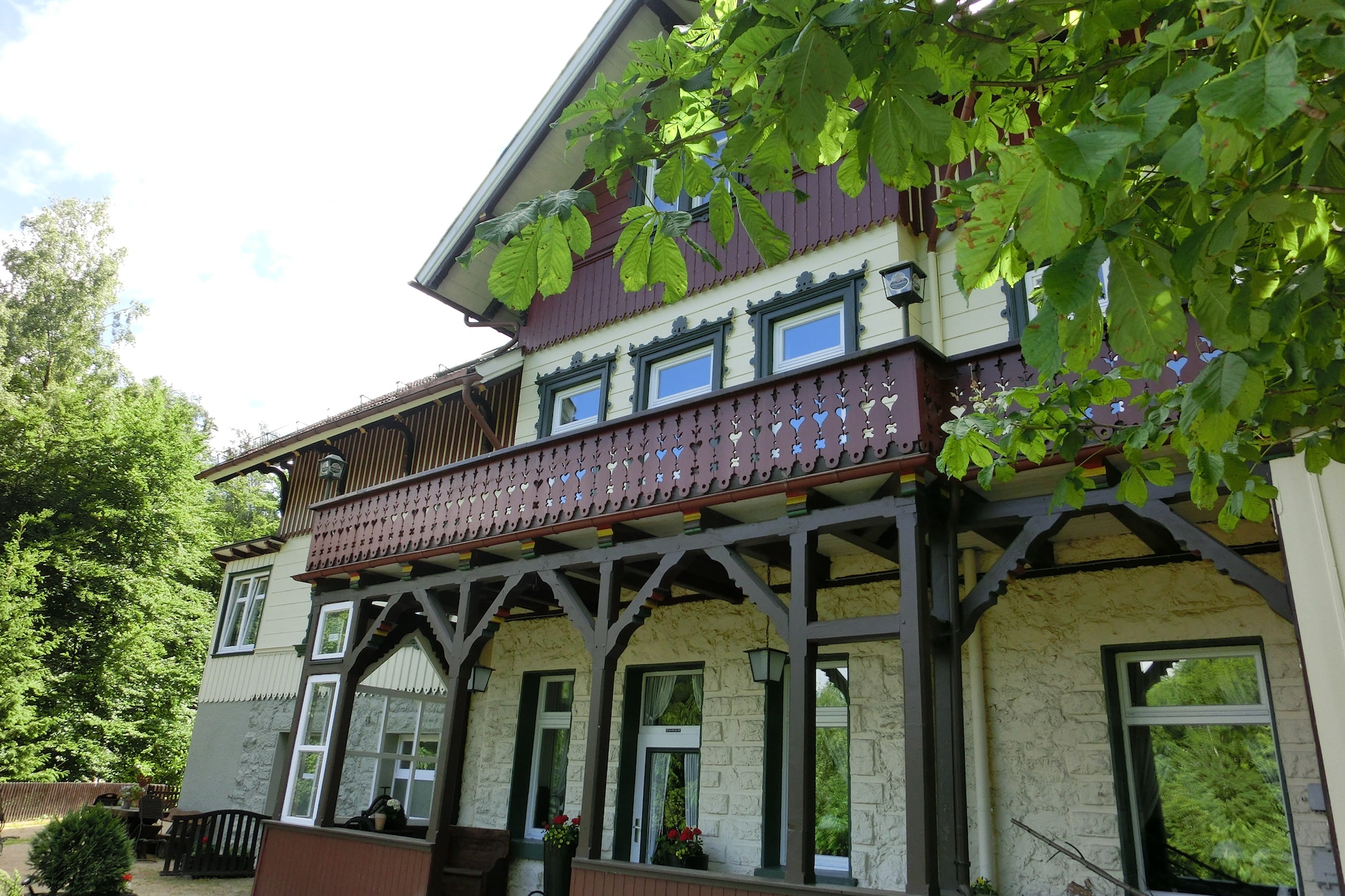 Historisches Waldhaus-Buitenkant zomer