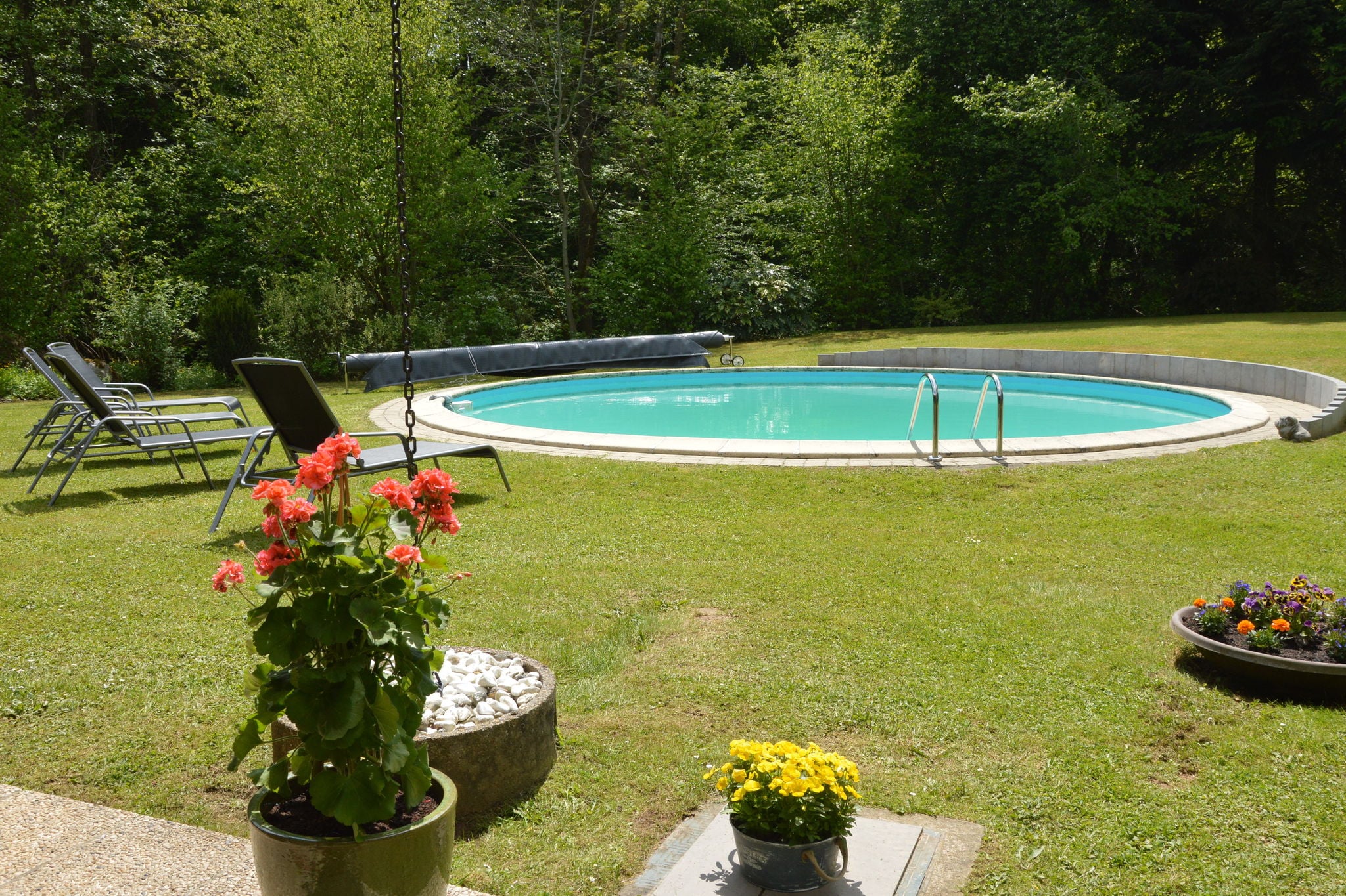 Belle villa avec piscine (mi-mai à mi-septembre) à Stavelot