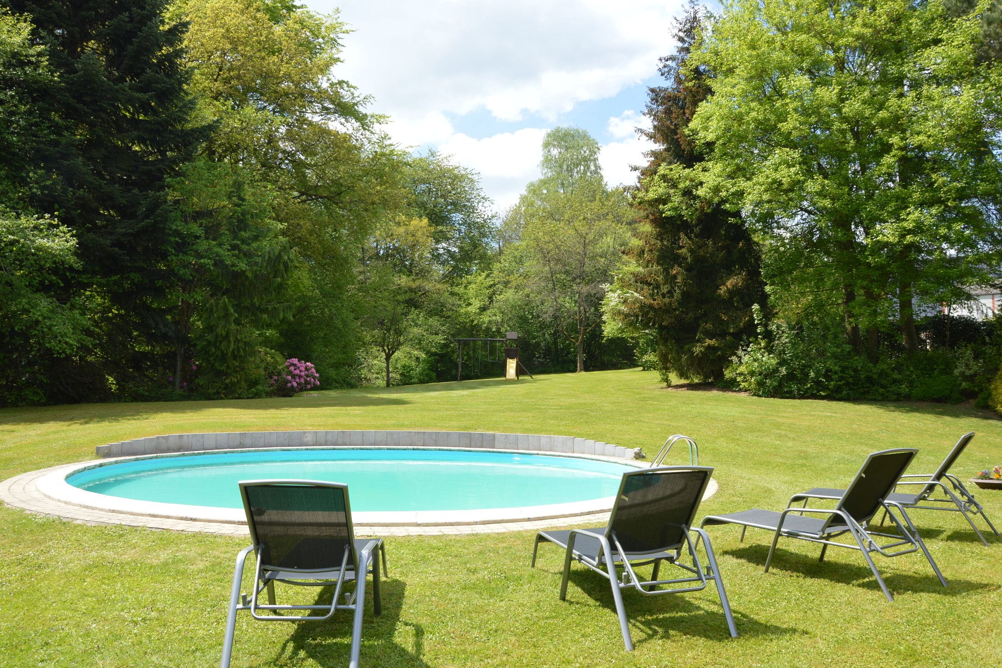 Zeer luxe villa met zwembad (half mei t/m half sep), vlak bij het F1 circuit