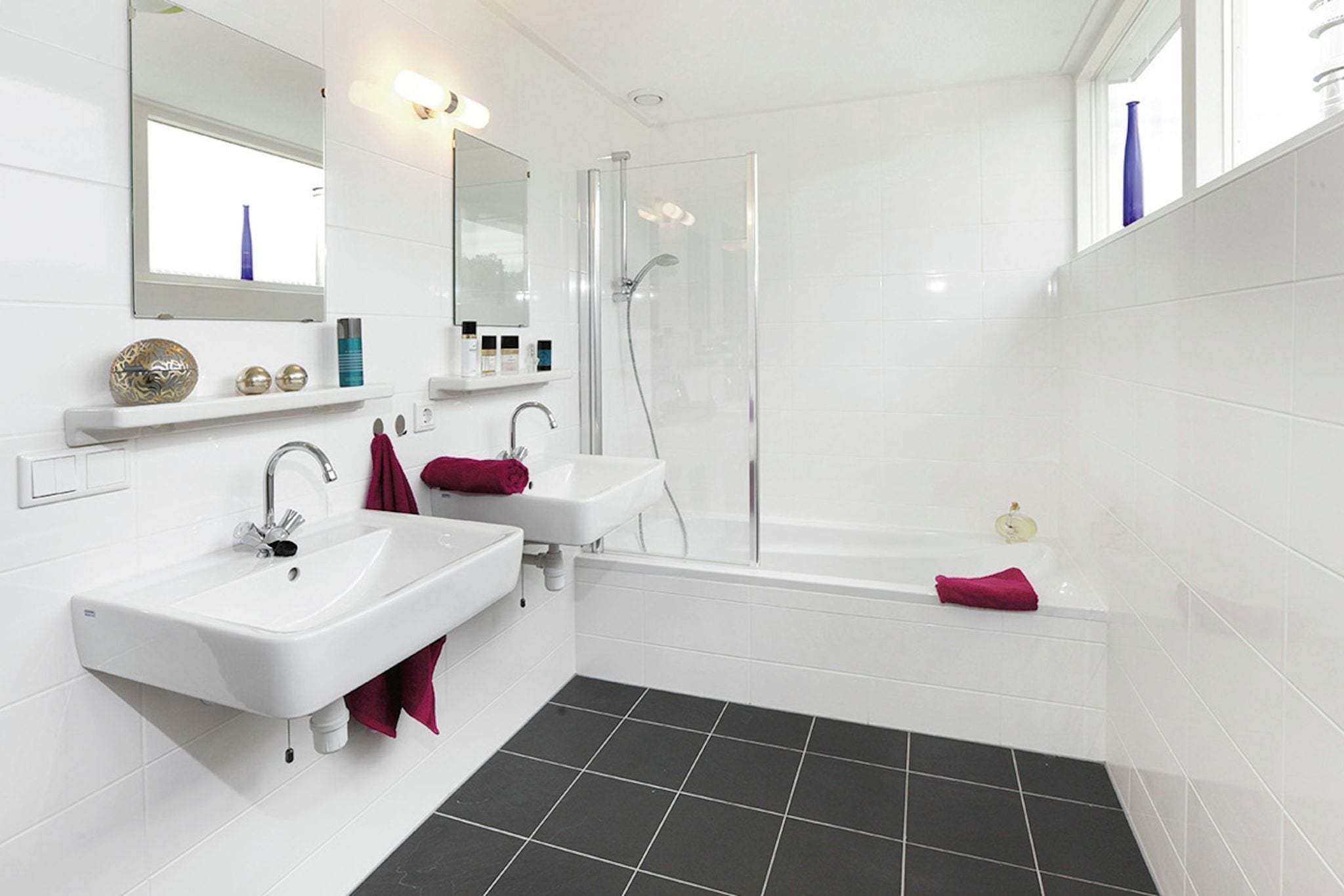 Rietgedekte, luxe villa met twee badkamers, in de natuur