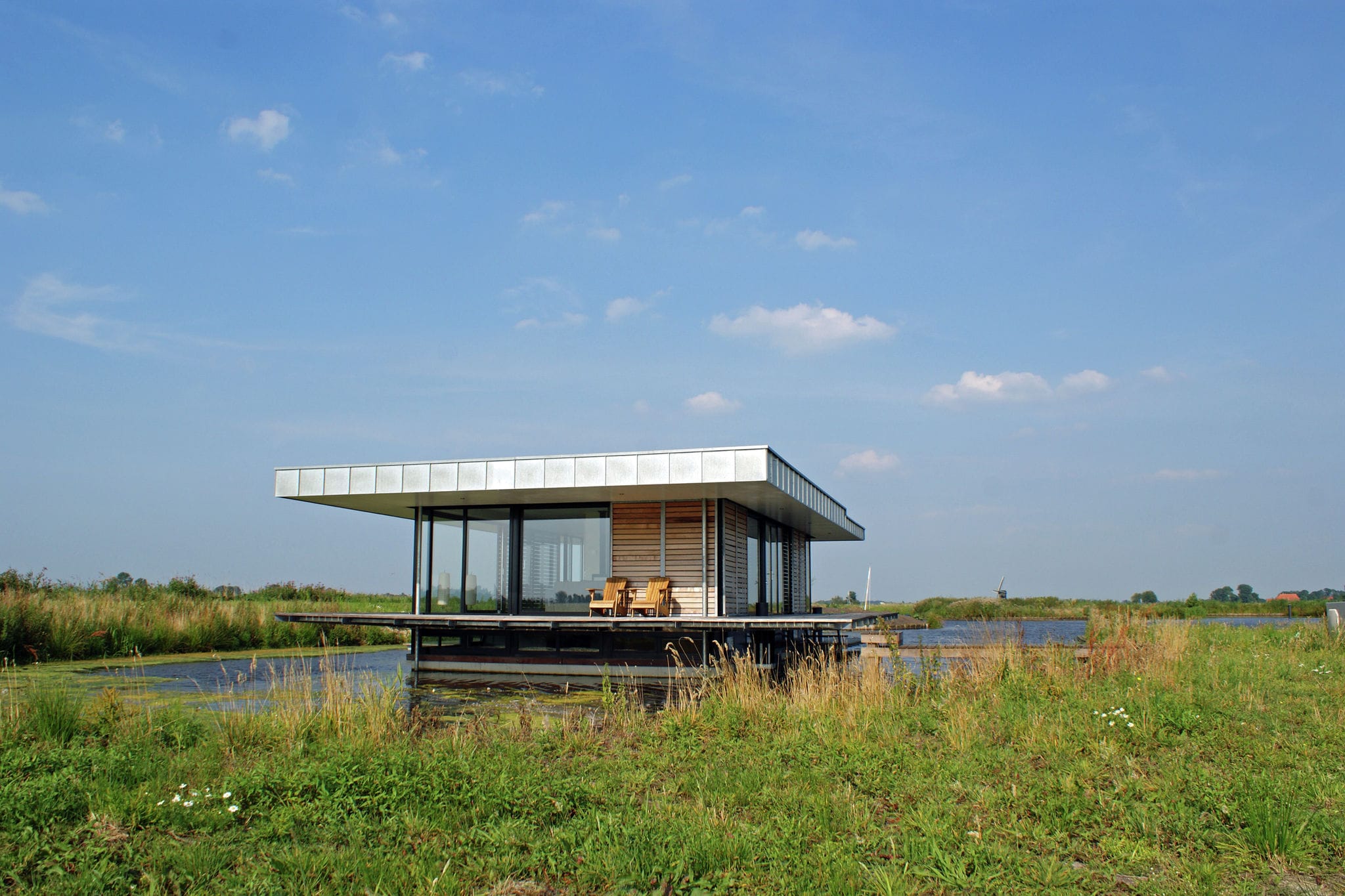 Lovely house boat in Goengahuizen with sauna