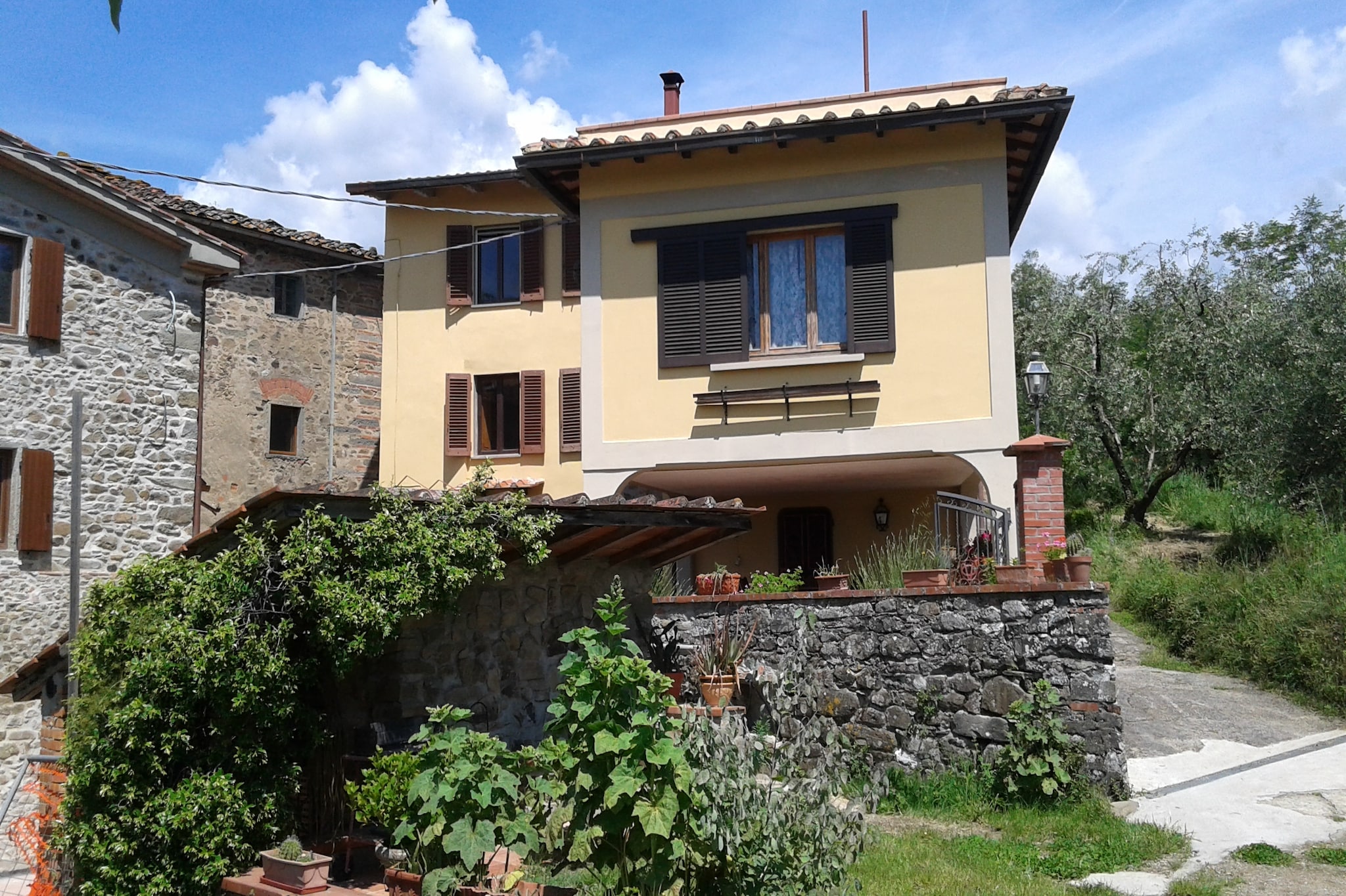 Appartamento Marliana-Außenbereich Sommer