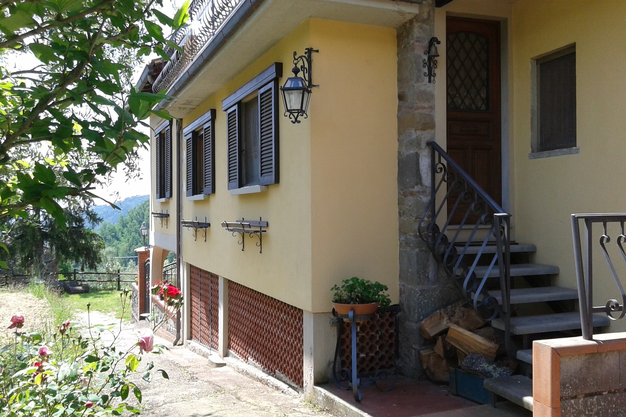 Appartamento Marliana-Außenbereich Sommer