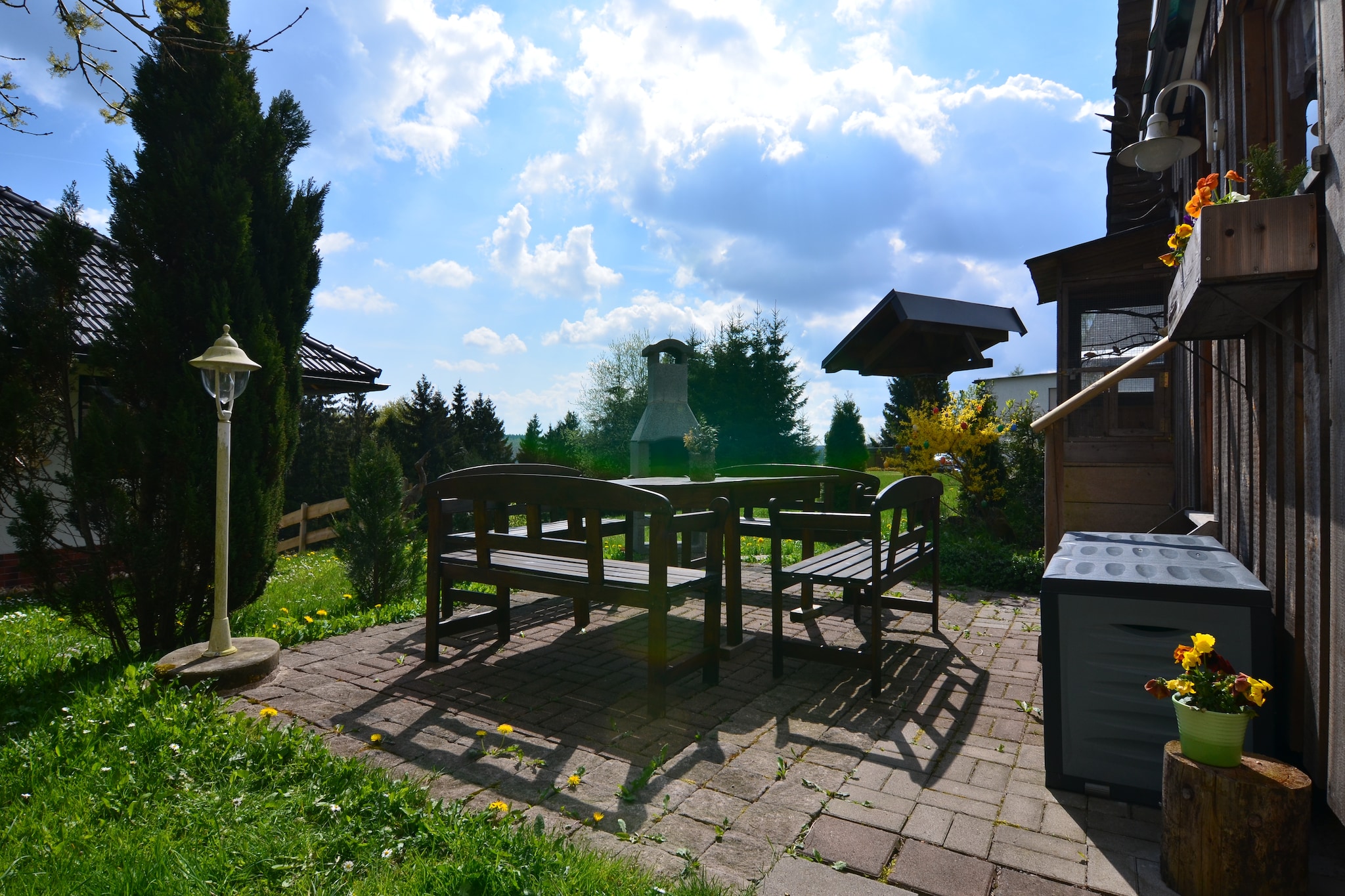 On the 1st floor: (Living room(TV), Large kitchen(oven, microwave, fridge-freezer), bedroom(double bed(180 x 200 cm)), bathroom(shower, washbasin, toilet), Landing)\n\nradio, grill, garden, garden furniture, parking, children\'s bed