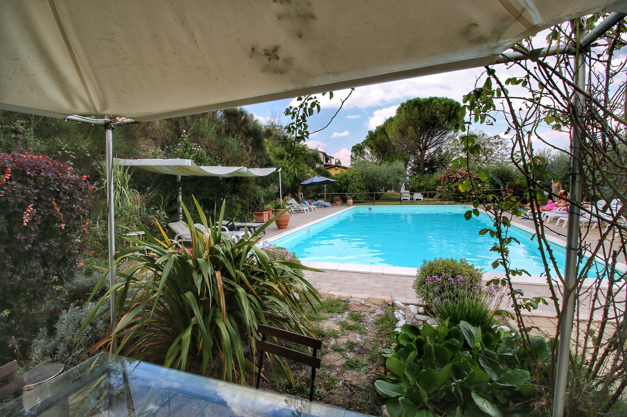 Countryhouse met zwembad en uitzicht, tuin met mediterrane planten