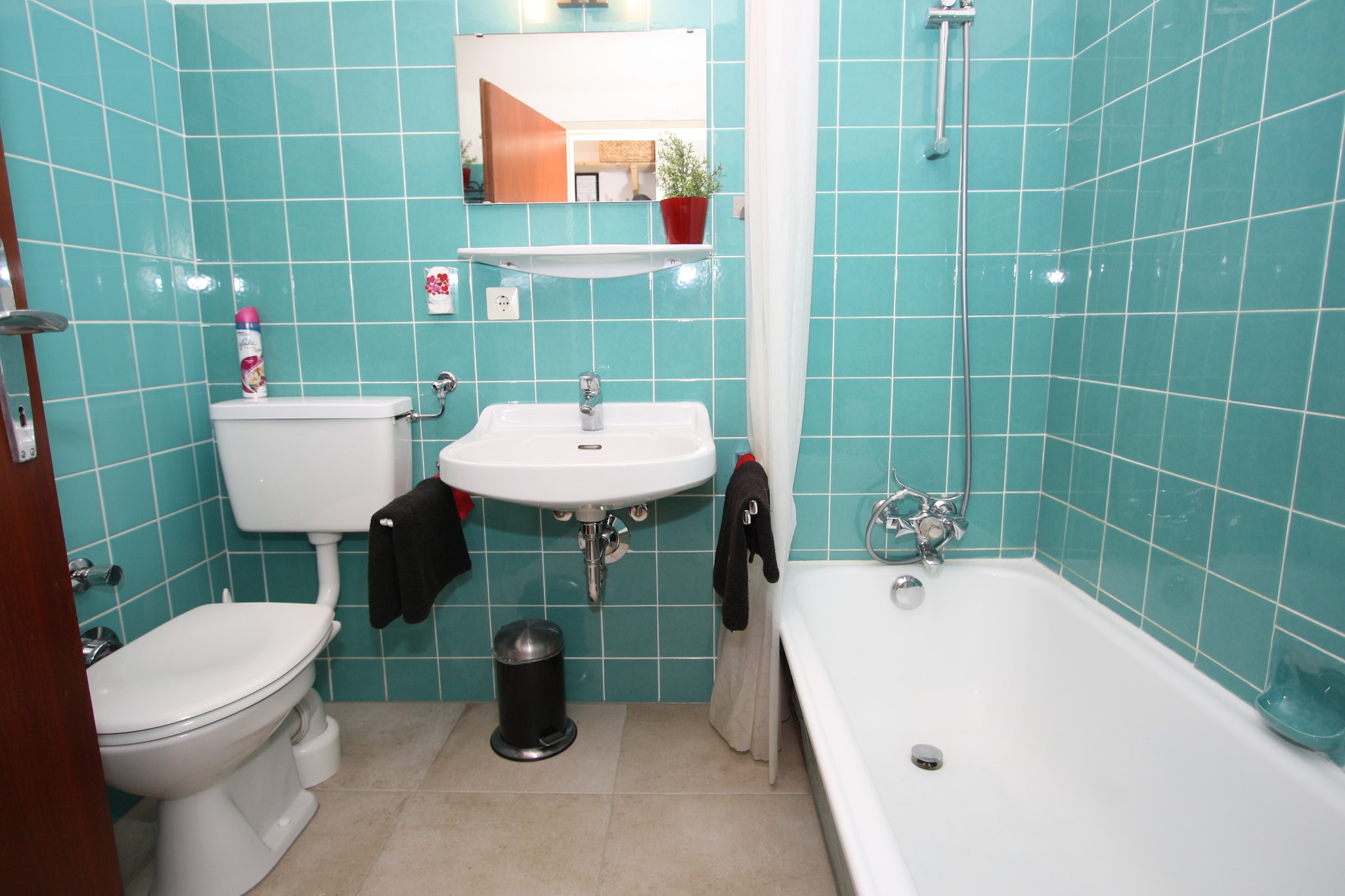 Ground floor: (ski storage, parking)\n\nOn the 3rd floor: (Large kitchen(cooker, coffee machine, combination microwave, fridge-freezer), sleeping niche(double loft bed, bunk bed), bathroom(bathtub with shower, washbasin, toilet), balcony)\n\nheating(central)