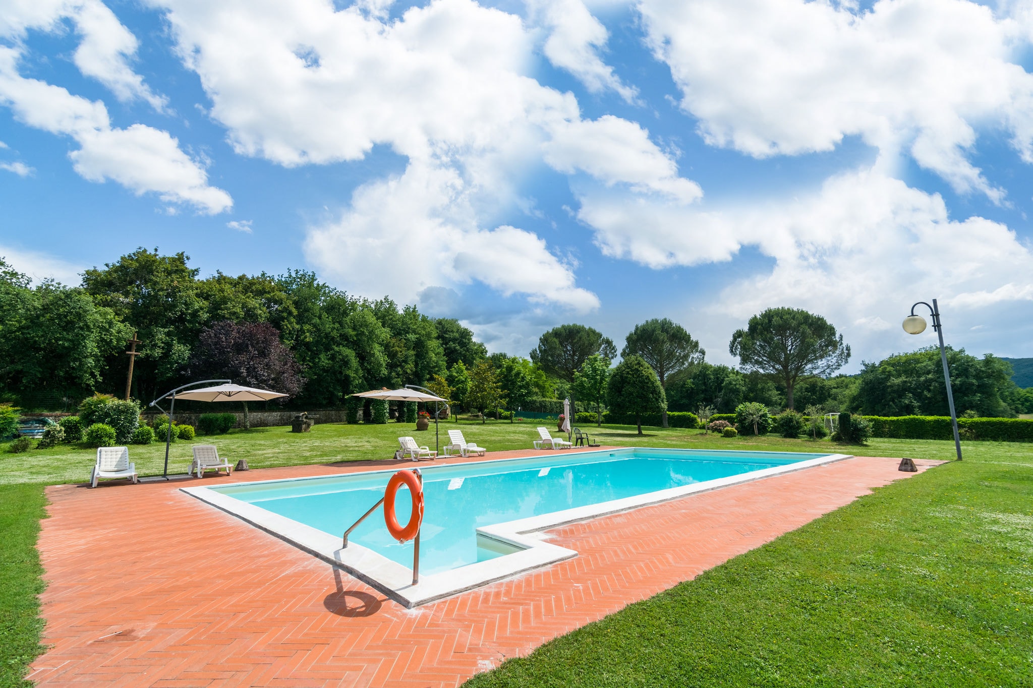 Ferme moderne à Bucine avec piscine