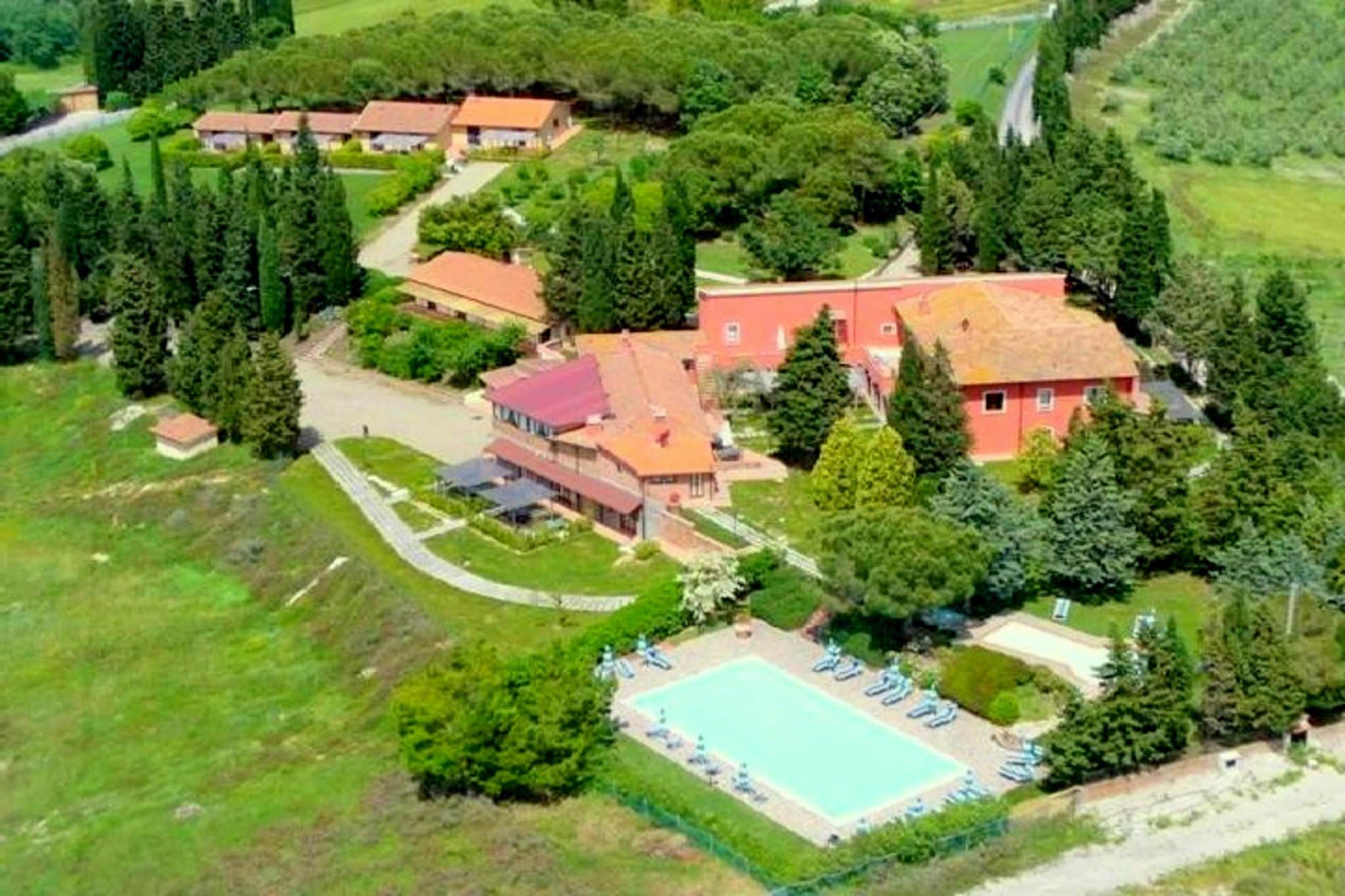 Authentiek vakantiehuis in Montaione met 2 zwembaden