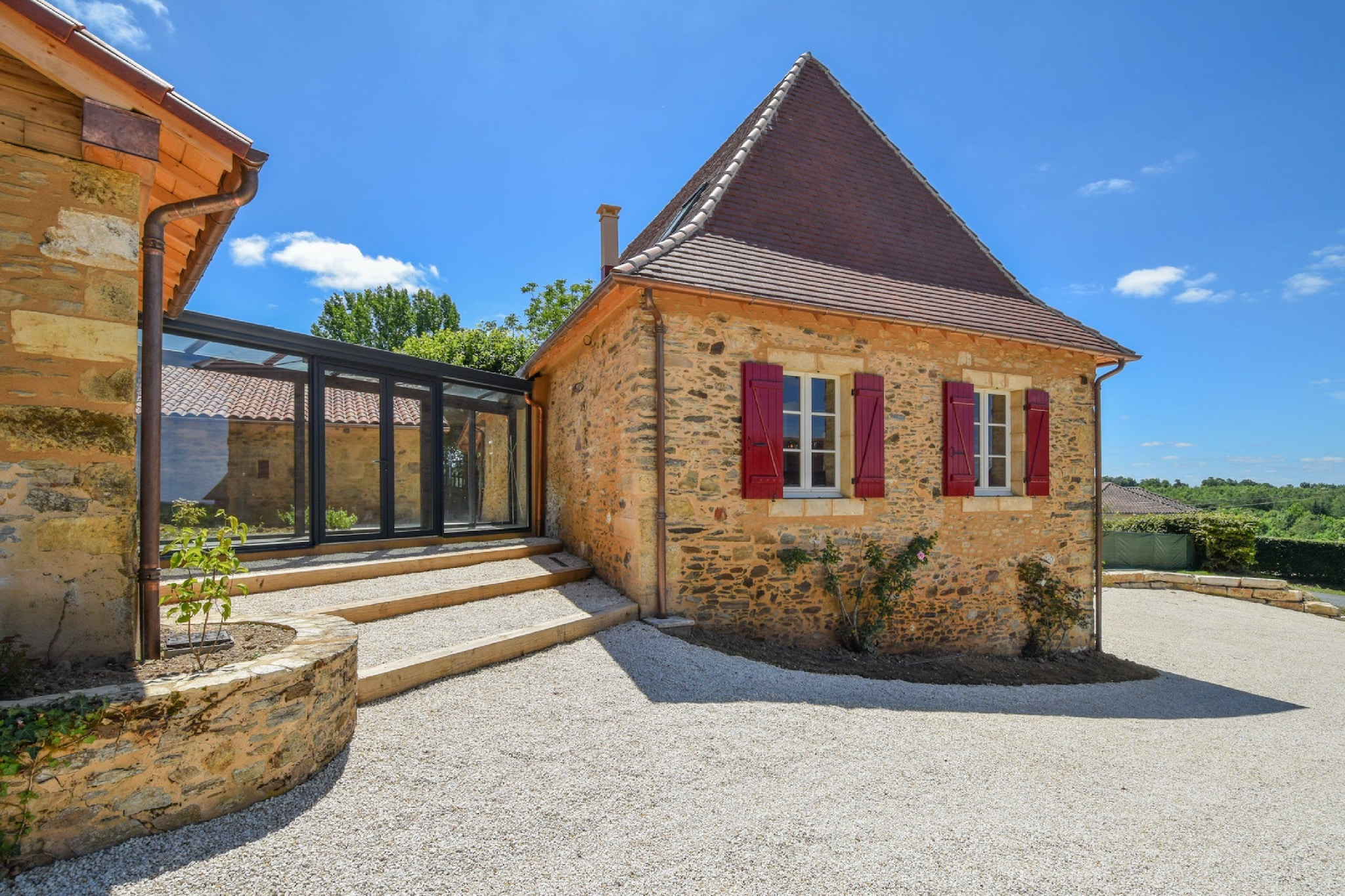 Une spacieuse maison Périgourdine récemment rénovée, de toute beauté.