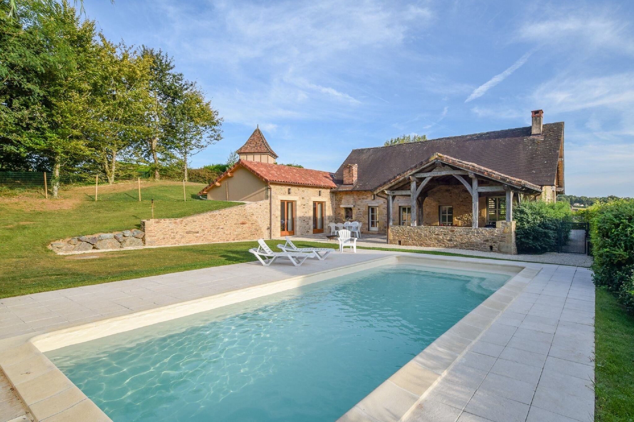 Gemütliches Ferienhaus in St. Medard D'excideuil mit Pool