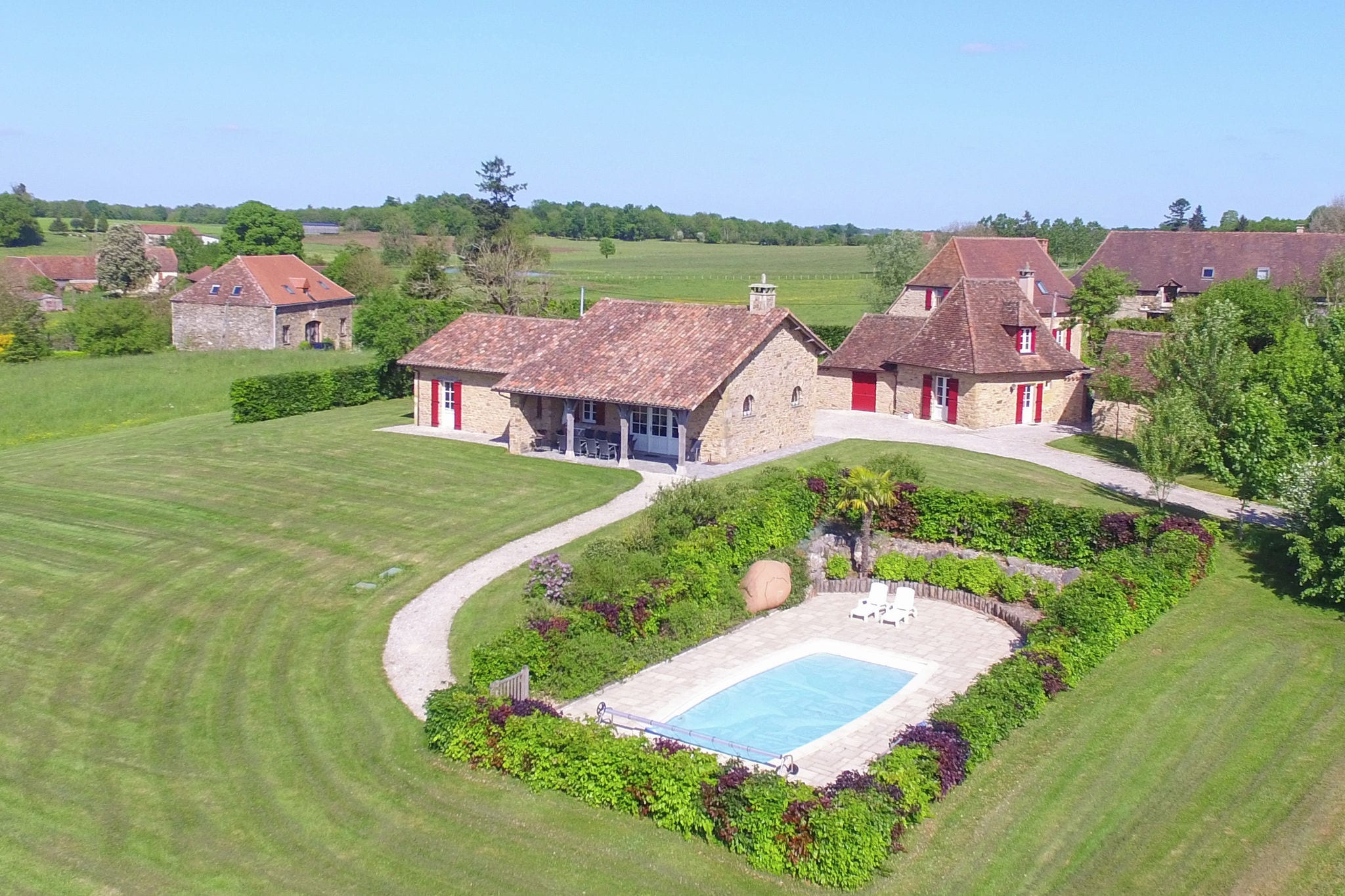 Luxueuse villa avec maison d'hôtes indépendante et une piscine privée chauffée.