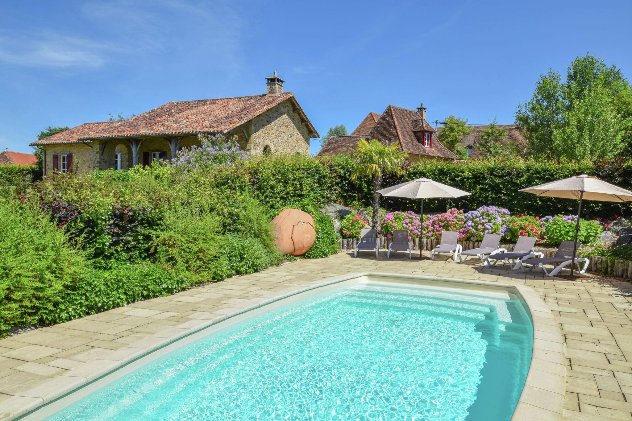 Luxe villa met een gastenverblijf en verwarmd zwembad.
