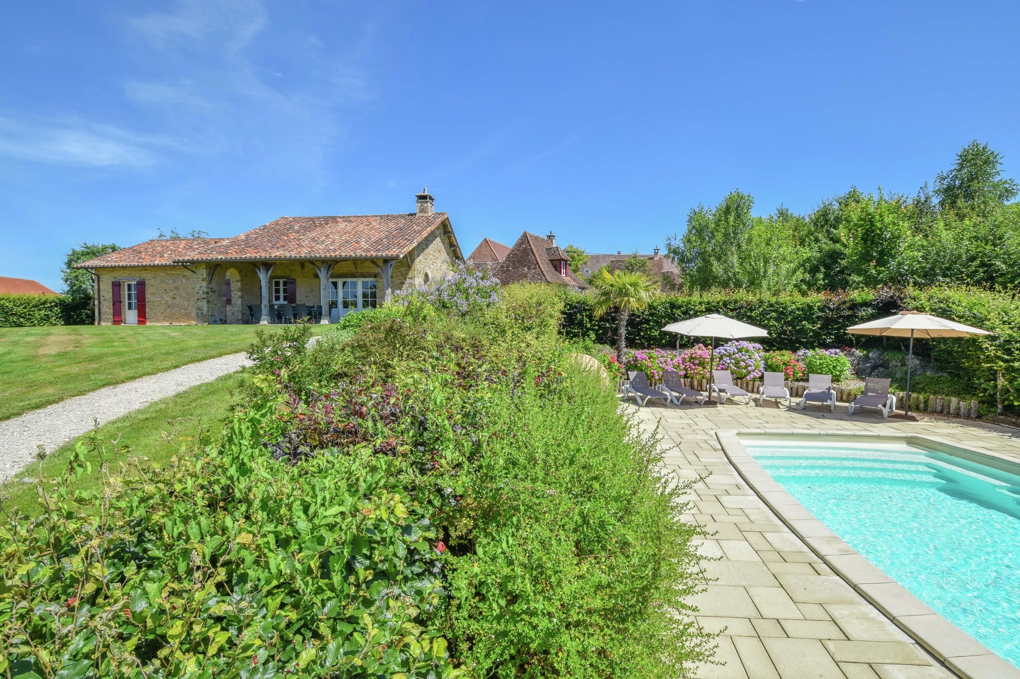 Luxe villa met een gastenverblijf en verwarmd zwembad.