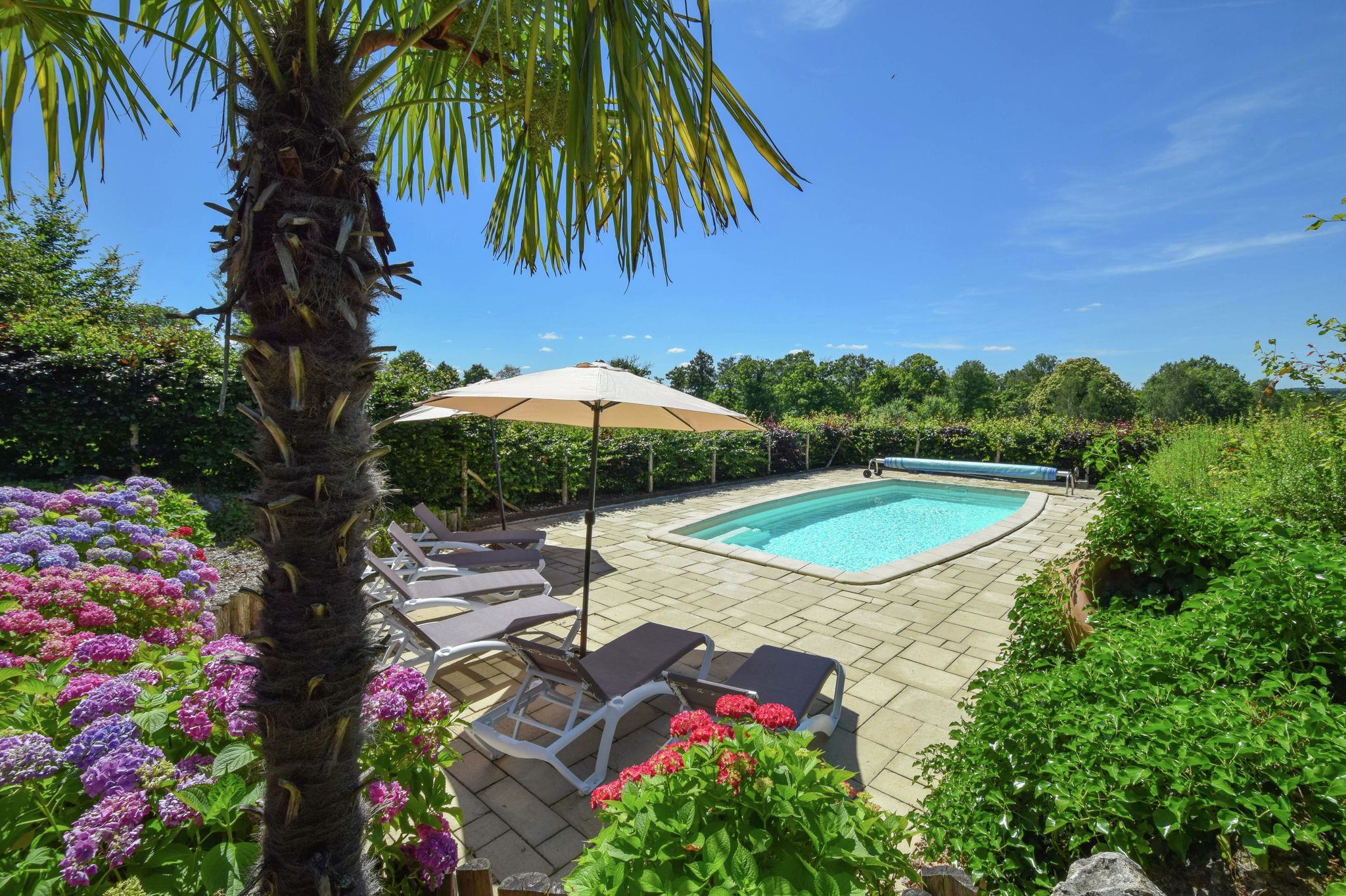 Luxuriöse Villa mit separatem Gästehaus und einem beheiztem Pool.