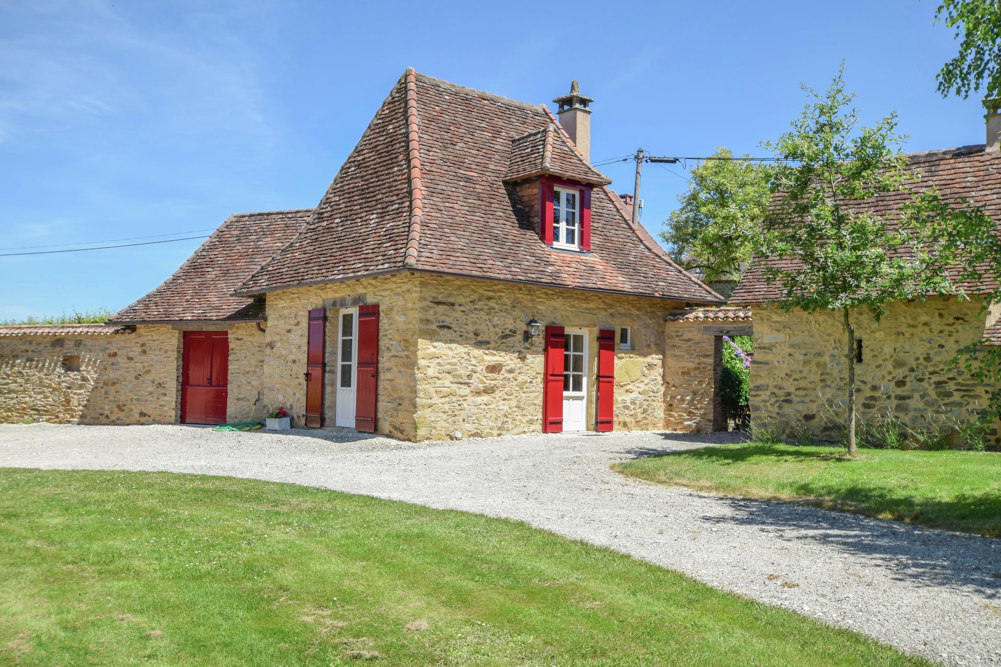 Luxuriöse Villa mit separatem Gästehaus und einem beheiztem Pool.