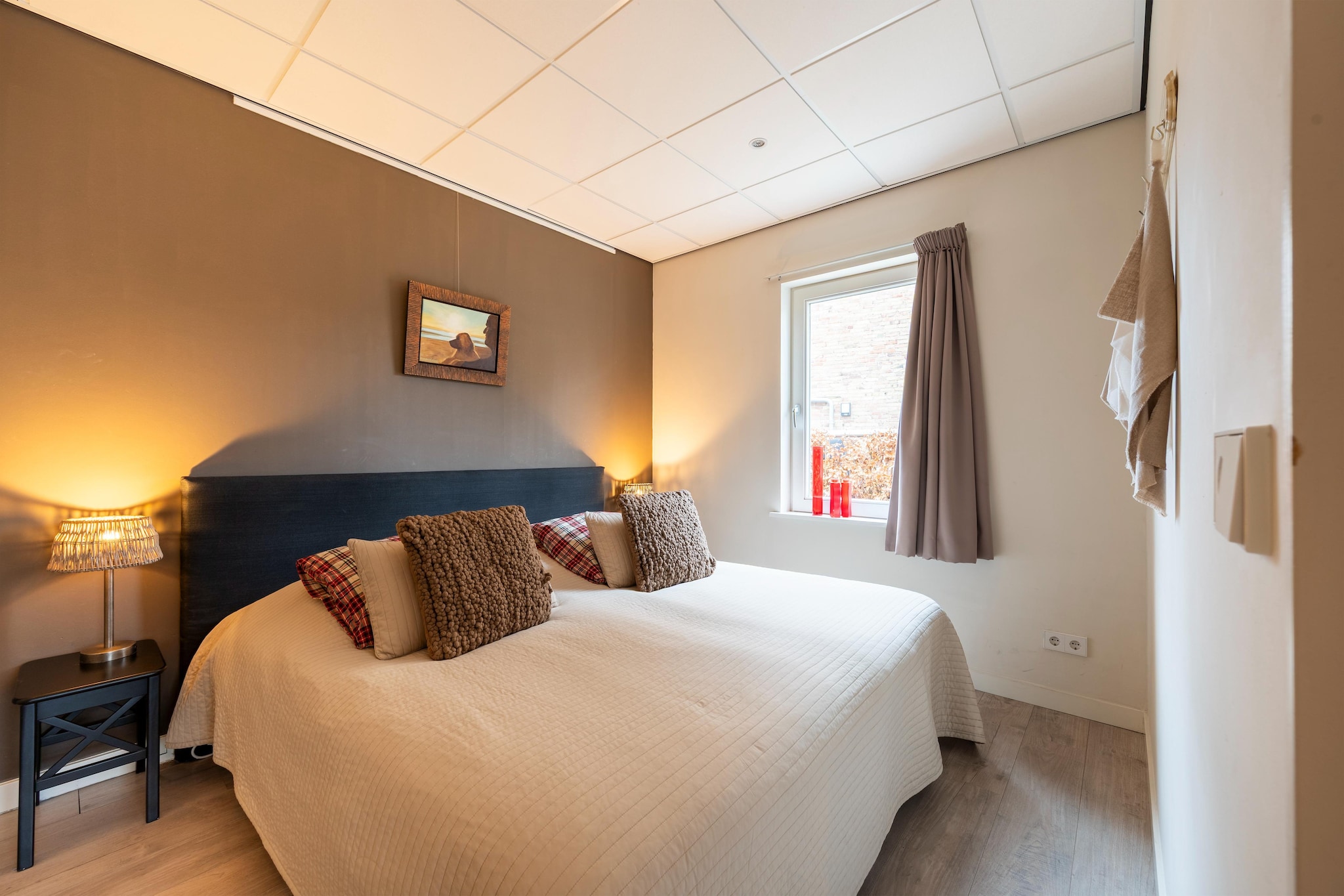 open kitchen(cooker(induction), coffee machine(filter), combination microwave, fridge(+ freezer), high chair), Living/diningroom(TV(flatscreen), dining table(2 persons), DVD player, radio), bedroom(double bed, camping cot), bathroom(shower, washbasin, toilet), heating(floor heating), terrace(shared with other guests), garden(shared with other guests), garden furniture, BBQ, parking, parasol, bicycles available, Charging post for electric cars