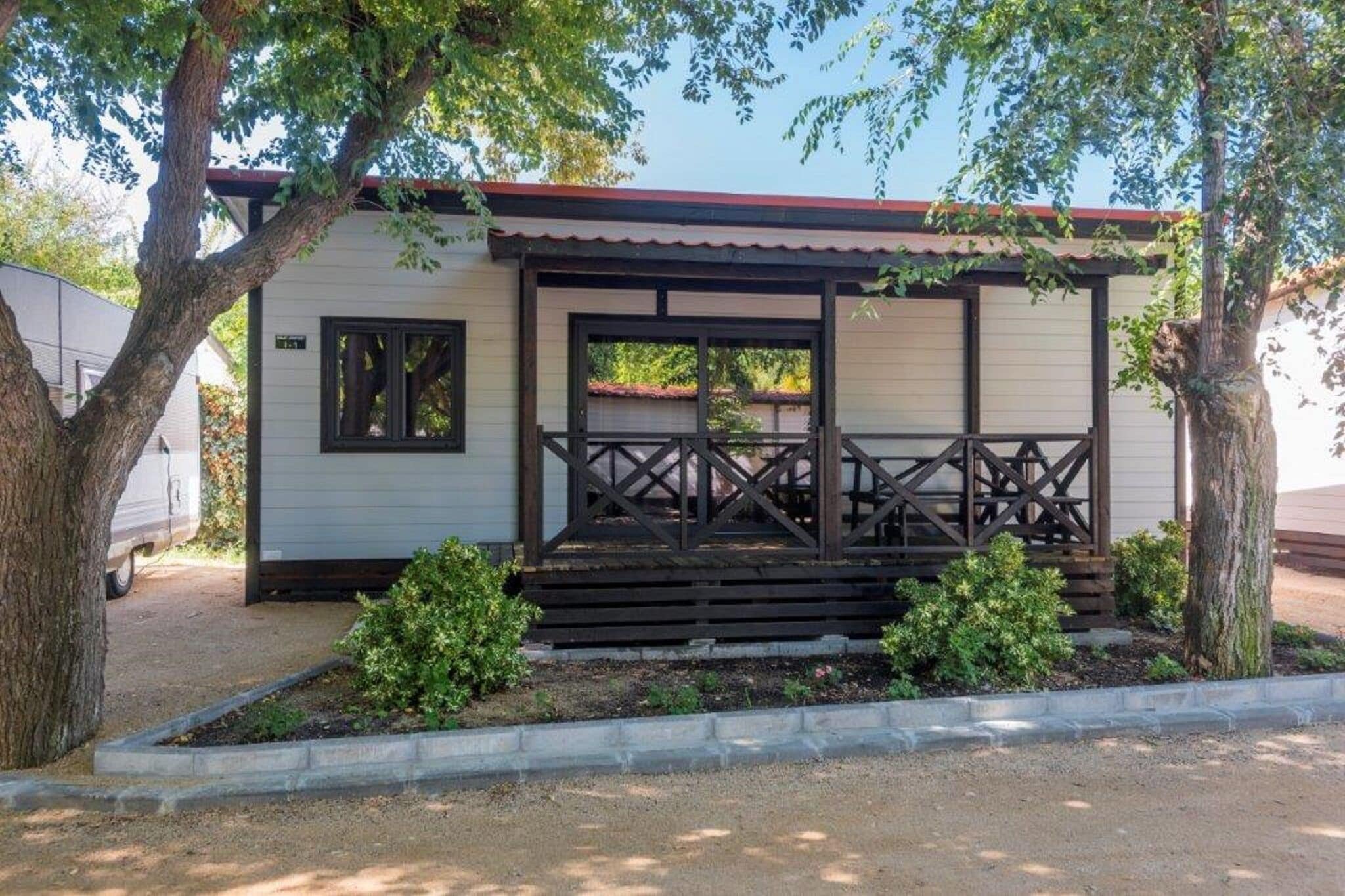 Well-kept bungalow with a veranda at only 200m. from the sea