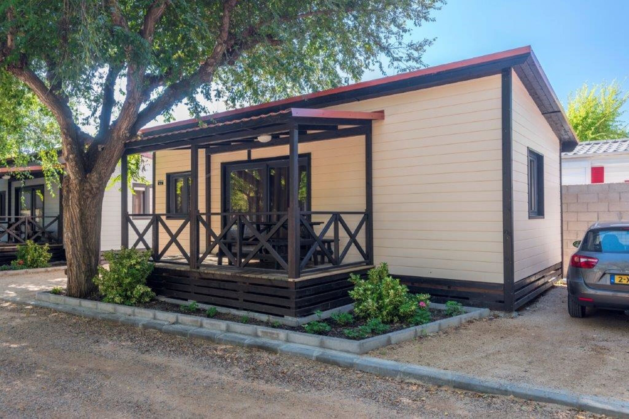 Verzorgde bungalow met veranda op slechts 200 m. van zee