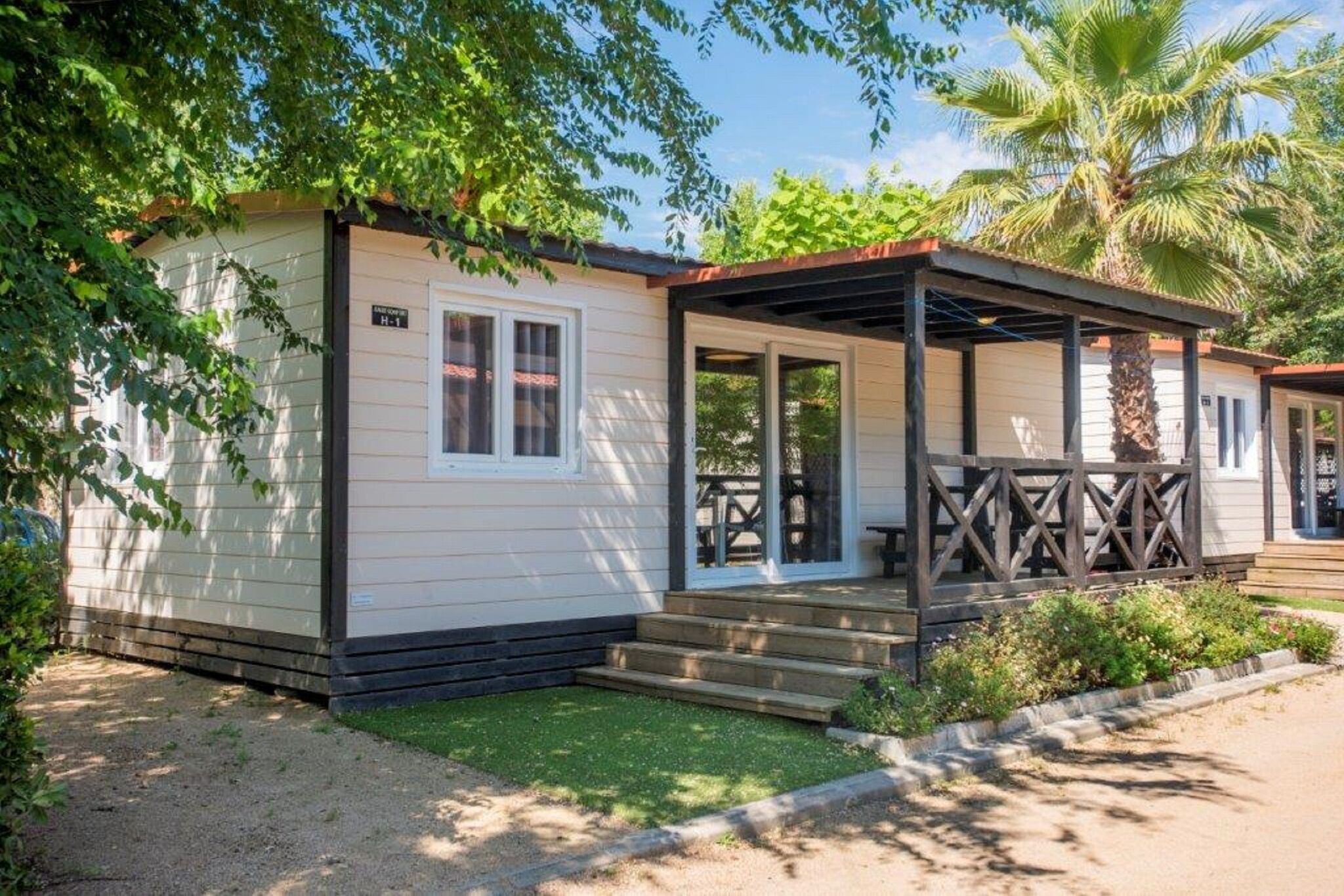 Well-kept bungalow with a veranda at only 200m. from the sea