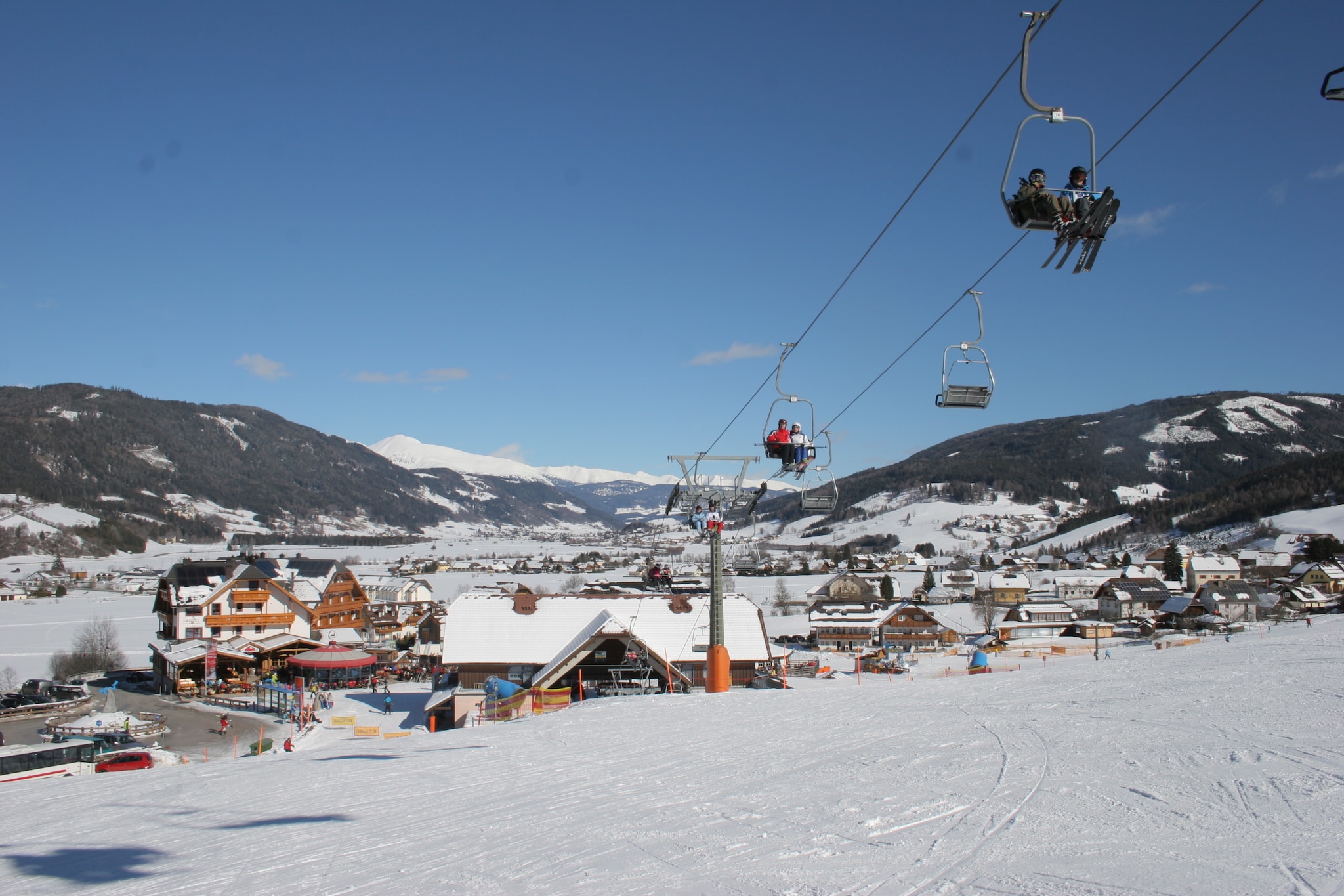 This modern and comfortable vacation apartment boasts a prime location on the edge of picturesque St. Margarethen in the sunny Lungau region. In winter, you can ski right to the doorstep, and the nearest ski school is just 200 meters away. Three free outdoor parking spaces are available directly in front of the building.
The diverse ski area is ideal for both beginners and advanced skiers and comprises four sections at altitudes ranging from 1,050 to 2,310 meters: Obertauern, Großeck-Speiereck, Aineck-Katschberg, and Fanningberg, offering a total of approximately 300 kilometers of slopes. The Lungau region is known for its abundant sunshine, reliable snow conditions, and breathtaking scenery of mountains, hills, lakes, gorges, and waterfalls. Beautiful walking trails begin right in the village, including a route along impressive waterfalls.
The apartment is located on the ground floor in a quiet area, ensuring a relaxing stay, while the surrounding area offers numerous activities for all ages – both in winter and summer. Comfortable amenities include an open-plan, fully equipped kitchen with an oven and dishwasher, as well as a wood-burning stove in the living room for cozy evenings.
In short: A wonderful vacation apartment in a prime location – ideal for active guests and those seeking peace and quiet.