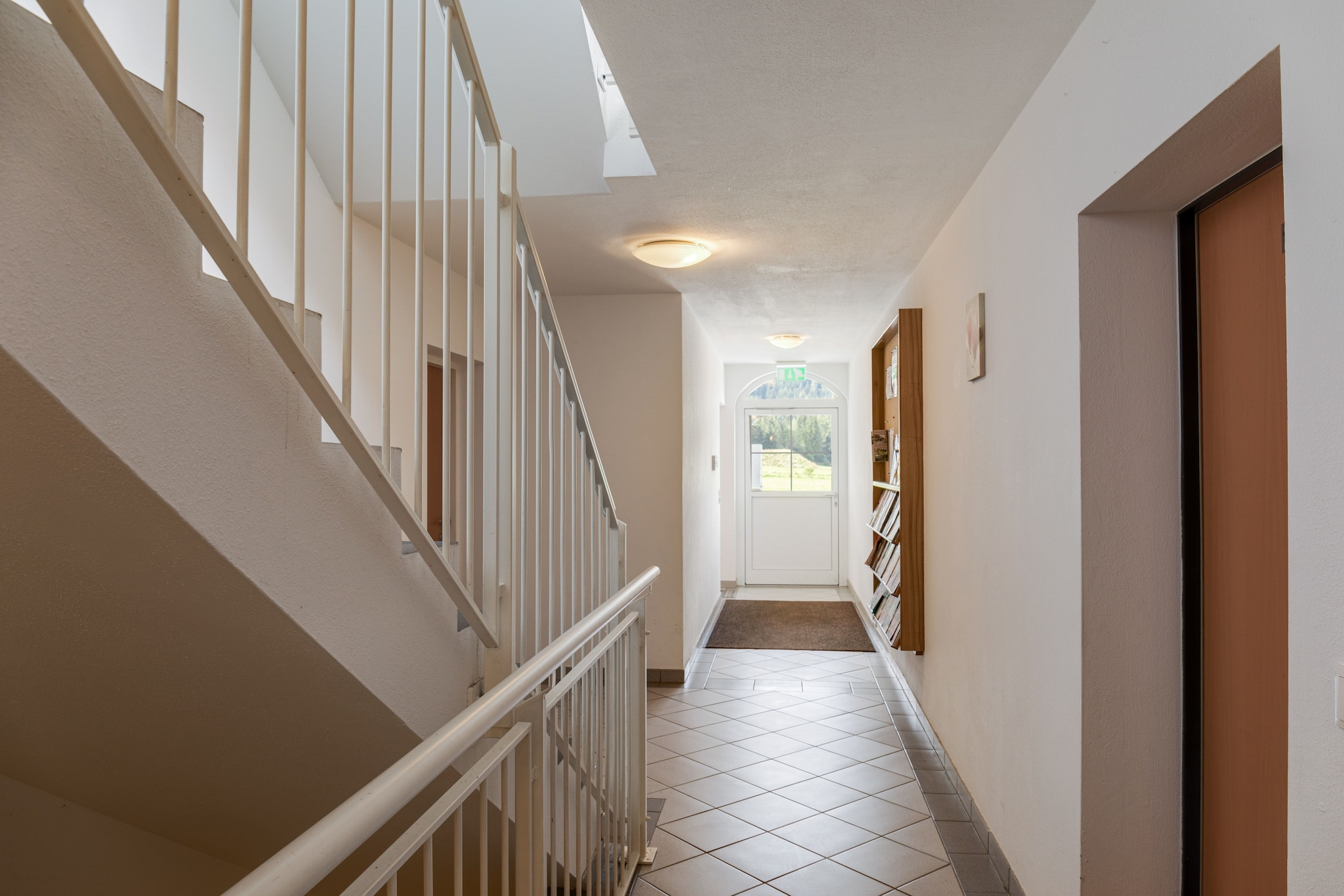 Ground floor: (hallway, open kitchen(electric kettle, toaster, cooker(ceramic), coffee machine(filter), oven, dishwasher, fridge-freezer), Living/diningroom(TV(flatscreen, satellite, international television channels), stove(wood), seating area), bedroom(2x single bed), bedroom(bunk bed), bathroom(shower, washbasin, toilet))\n\nski storage, Parking, tumble dryer(paid), washing machine(paid), heating(central), terrace(private, fenced), garden, garden furniture, parking, parking