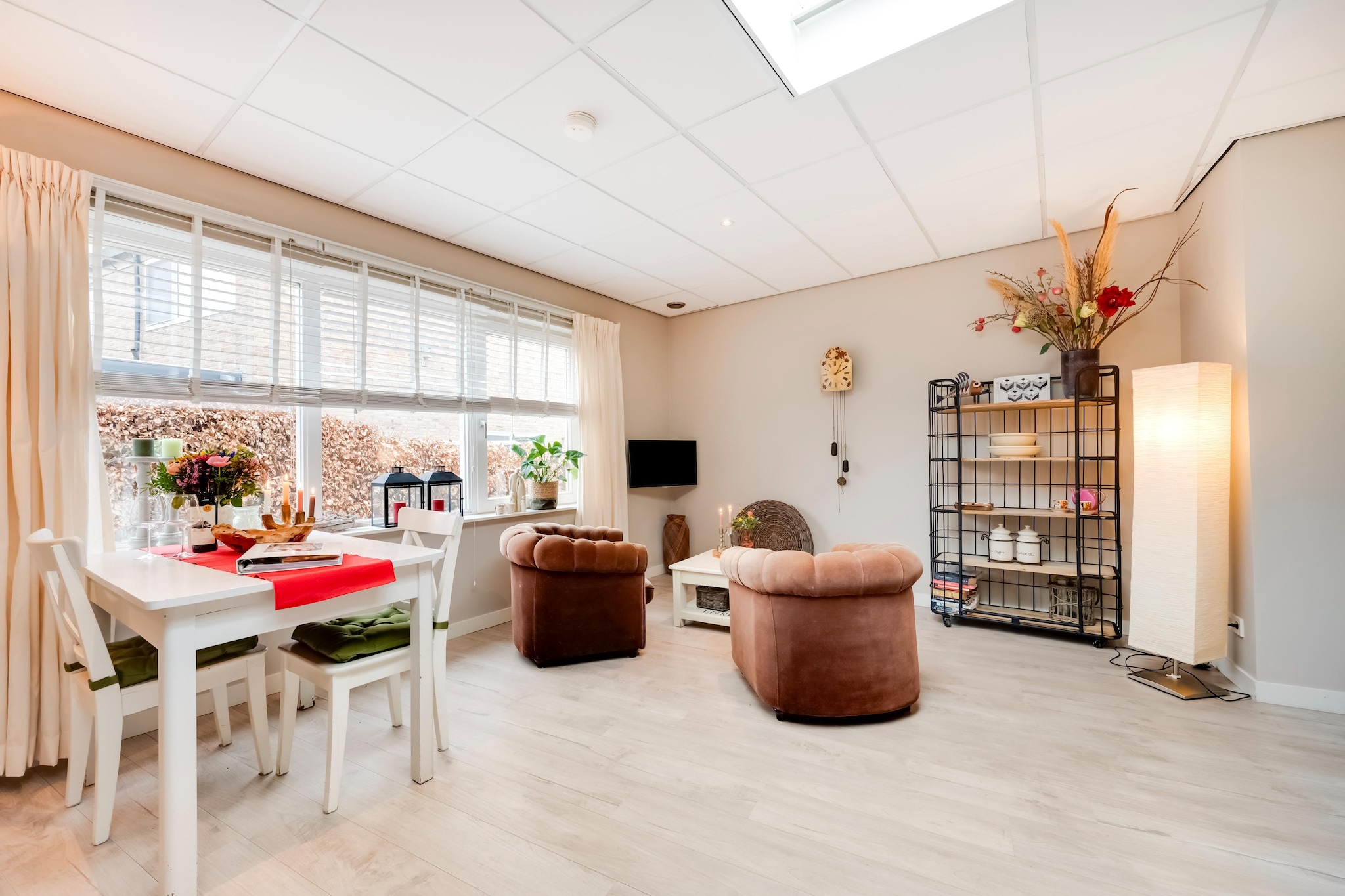 Tucked away just 200 meters from the charming center of Bergen, this cozy, luxurious ground-floor apartment is the perfect escape for couples seeking peace, comfort, and a touch of local charm. Designed for two, the space blends modern convenience with a warm, intimate atmosphere. A plush double bed, floor heating, and a stylish sitting area make this a delightful retreat after a day of exploring. Step outside to a shared garden and unwind with a glass of wine or your morning coffee on the sun-drenched lawn. The friendly owner next door is always happy to help make your stay even more memorable.

Explore the enchanting surroundings with a walk or bike ride through Bergen’s dunes and forests. Venture just a short drive to Bergen aan Zee for a relaxing beach day, or head to Schoorl to conquer the Netherlands’ highest dune—fun for adventurous couples or a playful pup. Don’t miss a visit to the iconic Ruïnekerk or a sunset dinner at one of the cozy cafés in town. The apartment’s central location means you're just minutes from supermarkets, public transport, and local attractions.

Pets are not only welcome here—they’re part of the experience! With bike and dog-cart rentals available on-site, you can enjoy the picturesque landscape together. Nearby dog-friendly beaches and walking trails offer endless opportunities to explore with your four-legged friend. With private parking, WiFi, and even a charging point for electric cars.