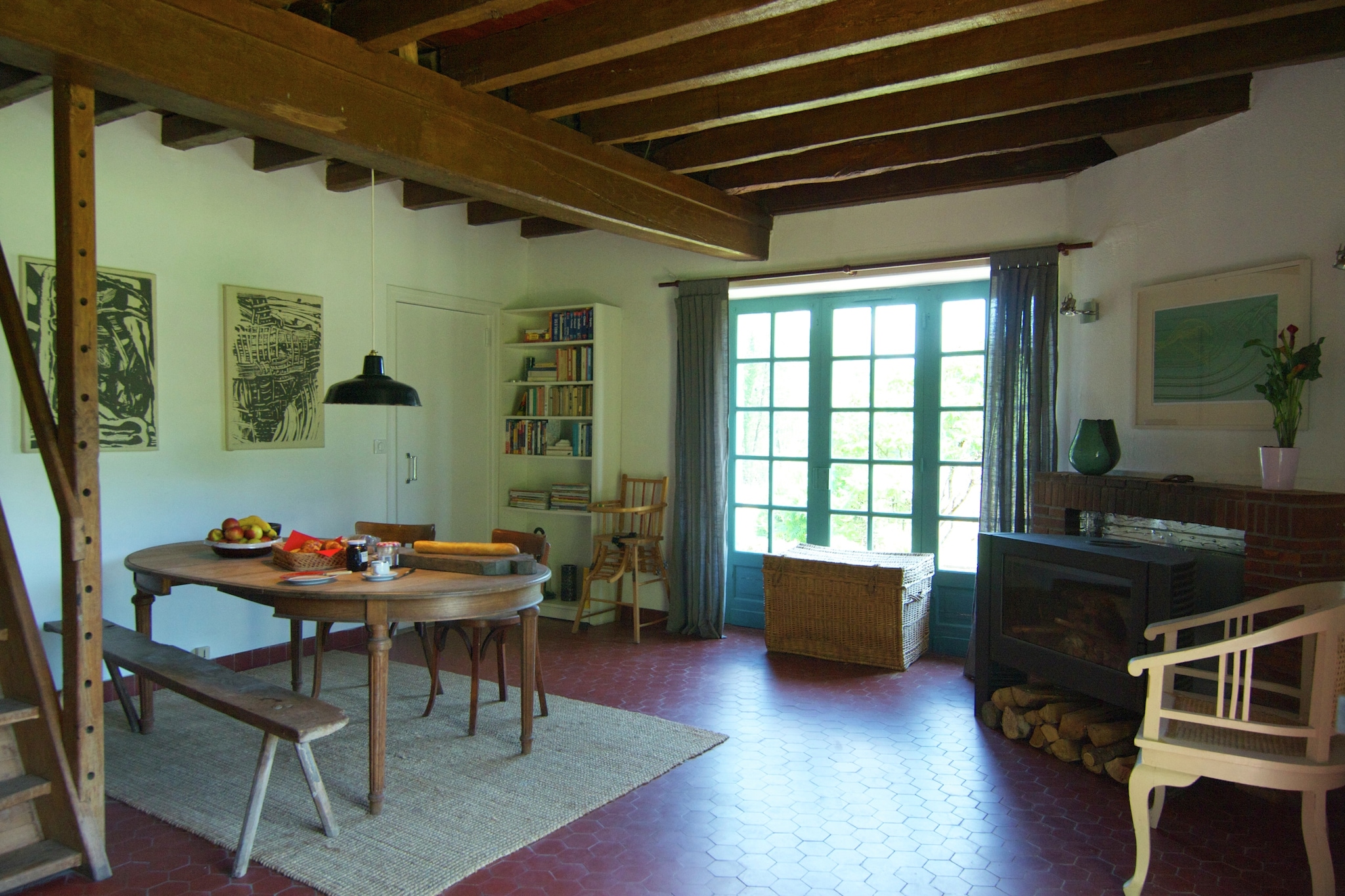 Ground floor: (Living room(TV(satellite, international television channels), stove(wood), seating area, DVD player, radio), dining room(dining table(6 persons), stove(wood), seating area), open kitchen(electric kettle, toaster, cooker(4 ring stoves, gas, electric), coffee machine(filter), oven, microwave, fridge-freezer, Juicer), bathroom(shower, washbasin, toilet, washing machine))\n\nOn the 1st floor: (bedroom(double bed(twin duvet , synthetics, 140 x 190 cm)), bedroom(2x single bed(duvet, synthetics, 90 x 190 cm)), Landing(single folding bed))\n\nheating(central), terrace(private), garden(shared with the owner ), garden furniture(5 persons), sun loungers, BBQ(charcoal), parking, trampoline, table tennis table, children\'s bed(on request), high chair(on request), Swing set