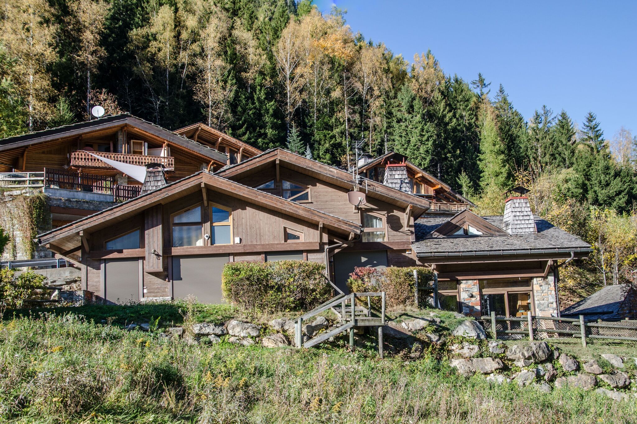 Chalet moderne avec terrasse dans les Alpes françaises