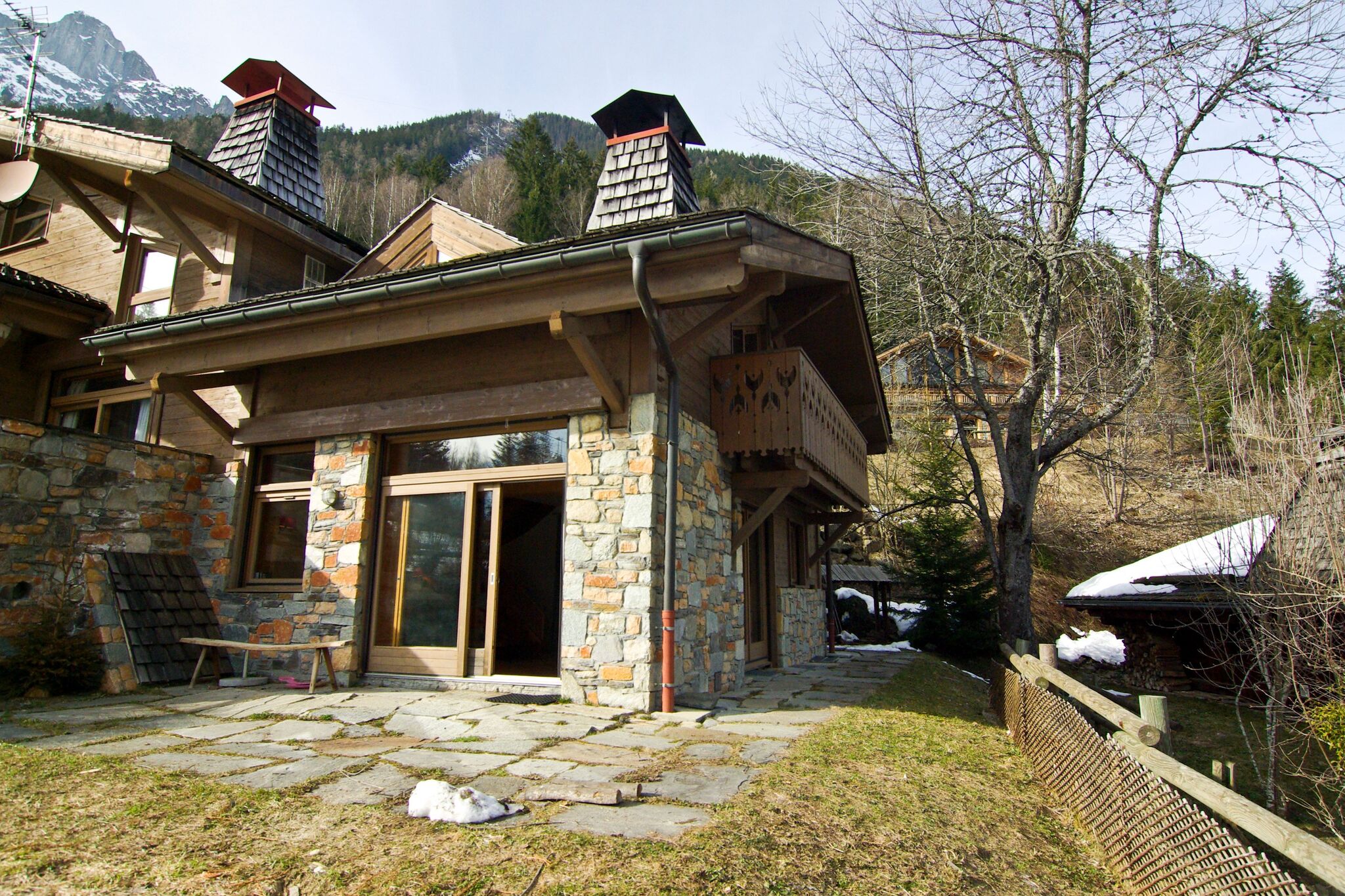 Chalet moderne avec terrasse dans les Alpes françaises