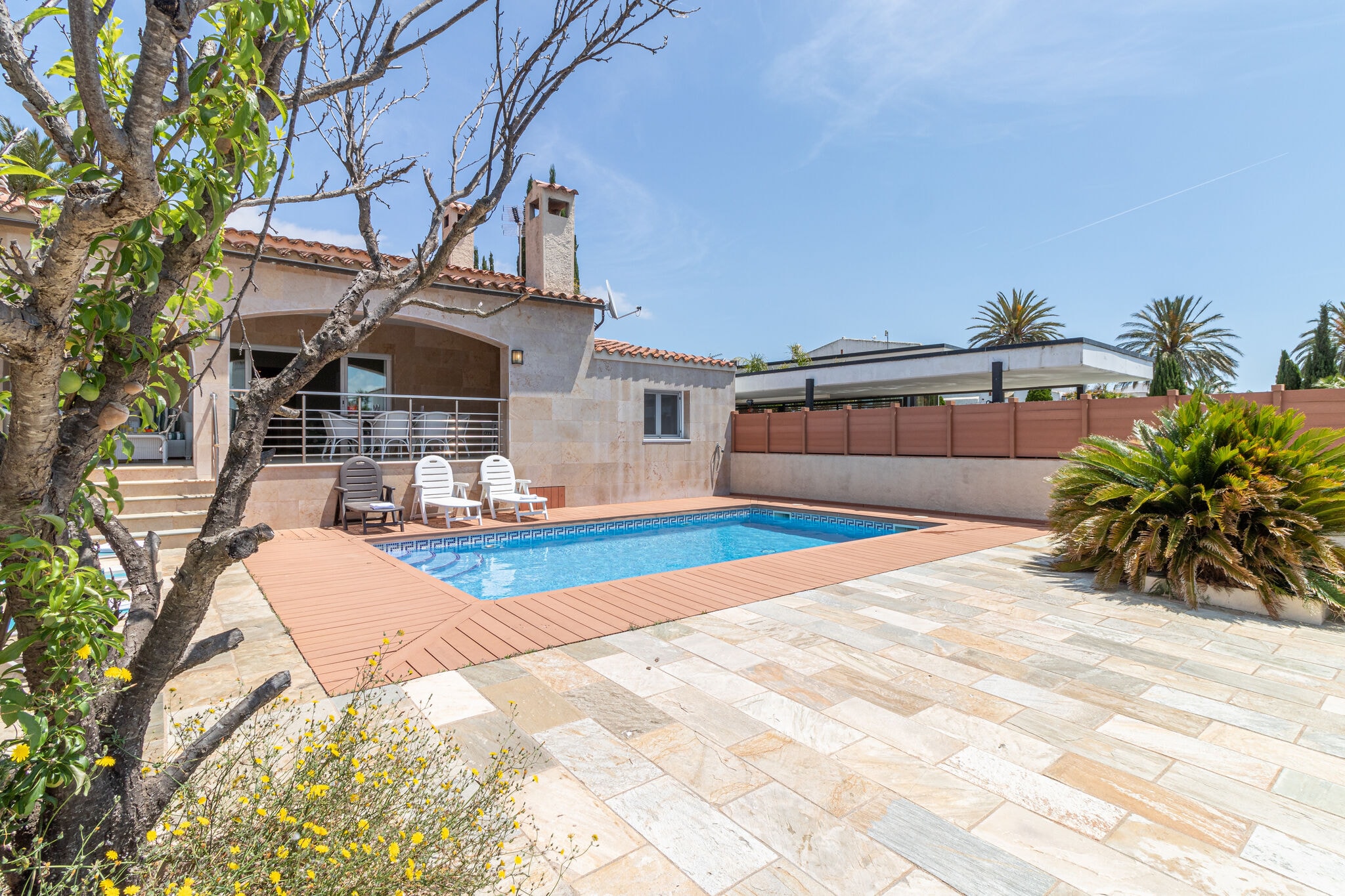 4 bedroom villa with pool in the channel of Empuriabrava