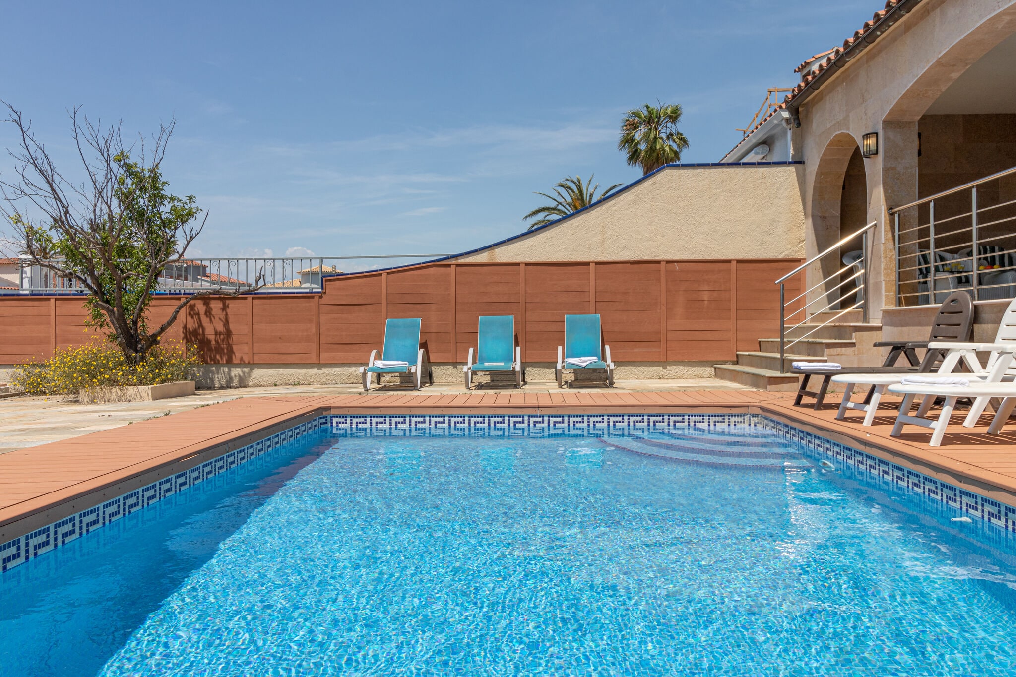 4 bedroom villa with pool in the channel of Empuriabrava