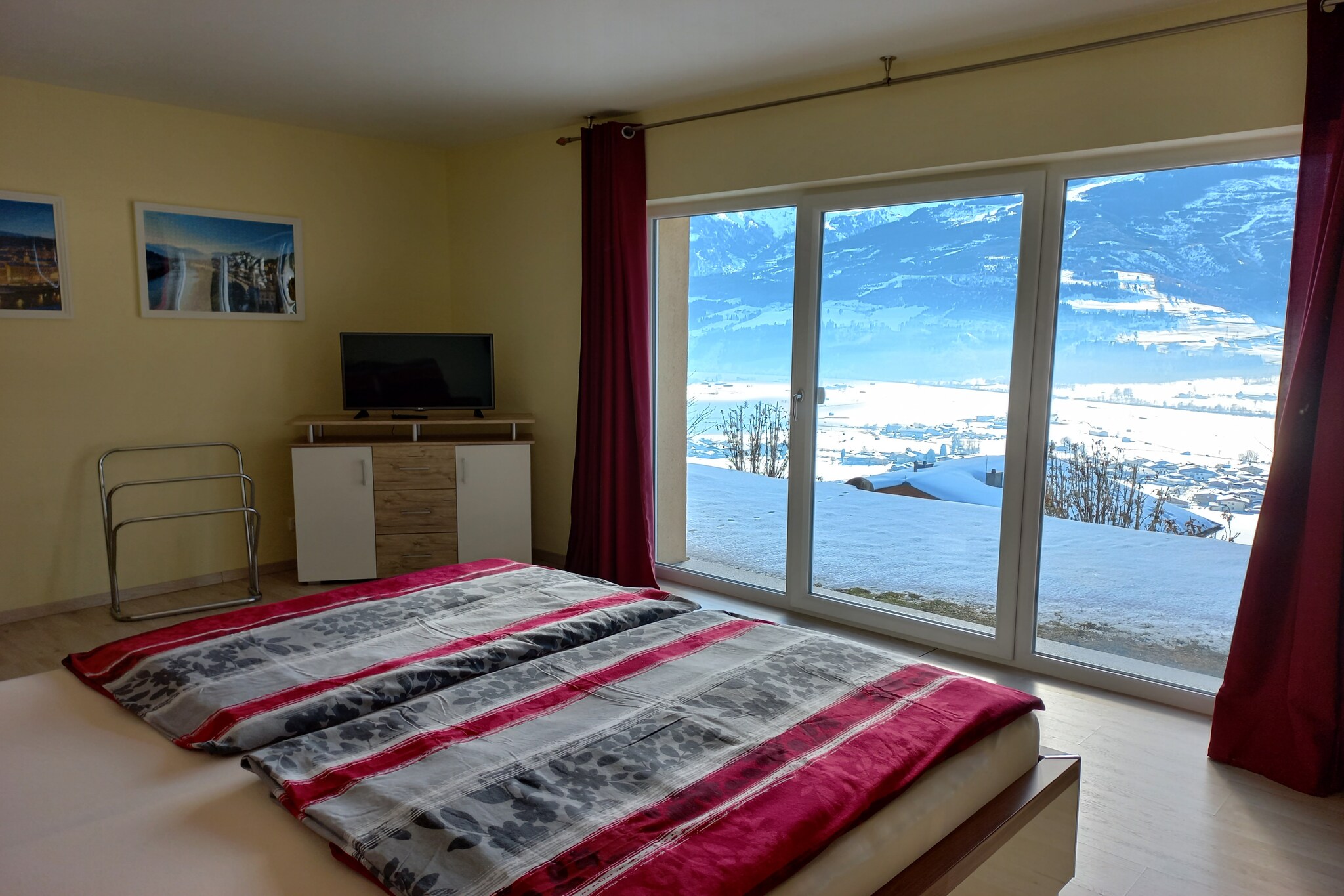 Ground floor: (hall, Living room(double sofa bed, TV(cable, flatscreen), stereo unit), open kitchen(dining table, electric kettle, toaster, cooker(ceramic), coffee machine(filter), oven, dishwasher, fridge-freezer), bedroom(double bed, TV(flatscreen)), bathroom(shower, washbasin, toilet, hairdryer), toilet(toilet), pantry(tumble dryer, washing machine(paid)))\n\ntumble dryer(shared with the owner , paid), washing machine(shared with the owner , paid), heating(central, floor heating), terrace(private, 15 m2), garden(shared with the owner , partially fenced), garden furniture, BBQ(charcoal), parking, trampoline, table tennis table, children\'s bed, ironing board, iron, party games, Sunscreen