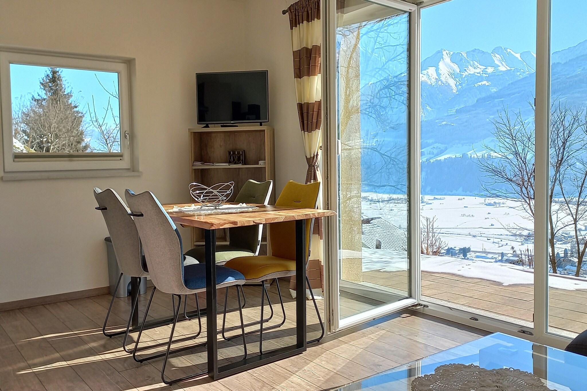 This cosy holiday flat promises you a wonderful holiday. The spacious and modern kitchen invites you to cook and enjoy, while the cosily furnished living room is the perfect retreat for relaxing hours. The separate bedroom comfortably sleeps two people. The highlight is the beautiful terrace with a majestic view of the mountains. The location is ideal for nature lovers, hikers and skiers. Beginners can practise their first turns on the beginners' piste in the immediate vicinity. Advanced skiers can use the nearby ski areas of Kaprun and Zell am See.