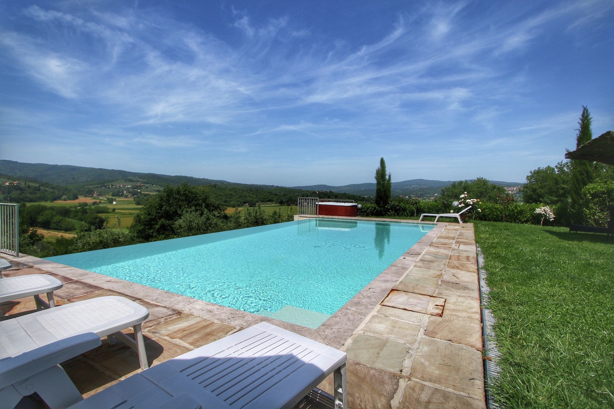 Luxurious Villa in Monte San Savino with Bubble Bath