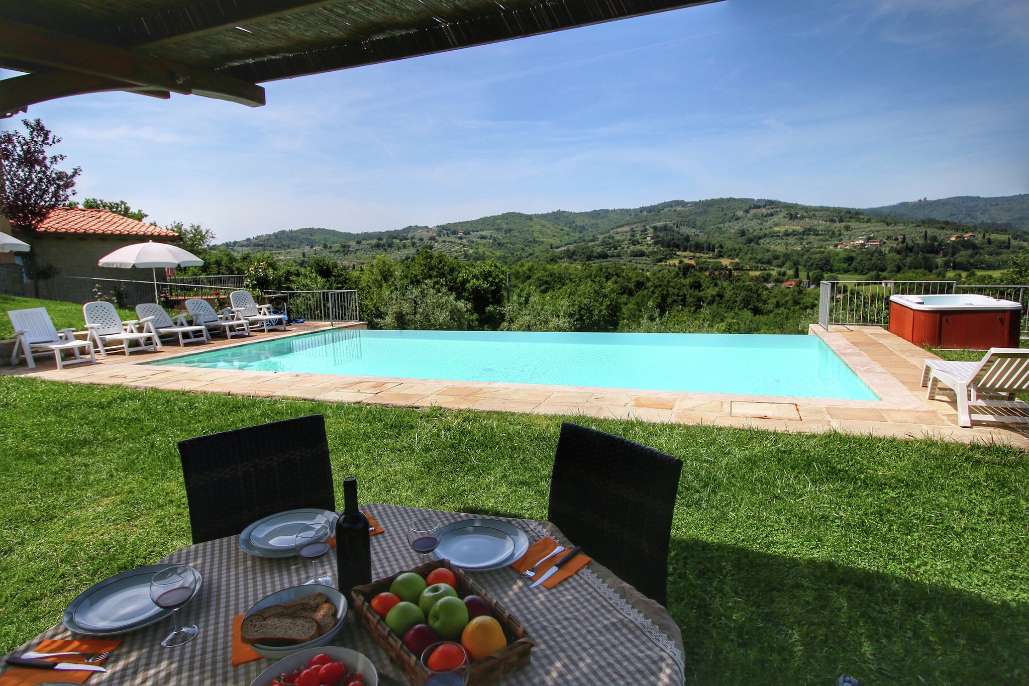 Luxuriöse Villa in Monte San Savino mit Whirlpool