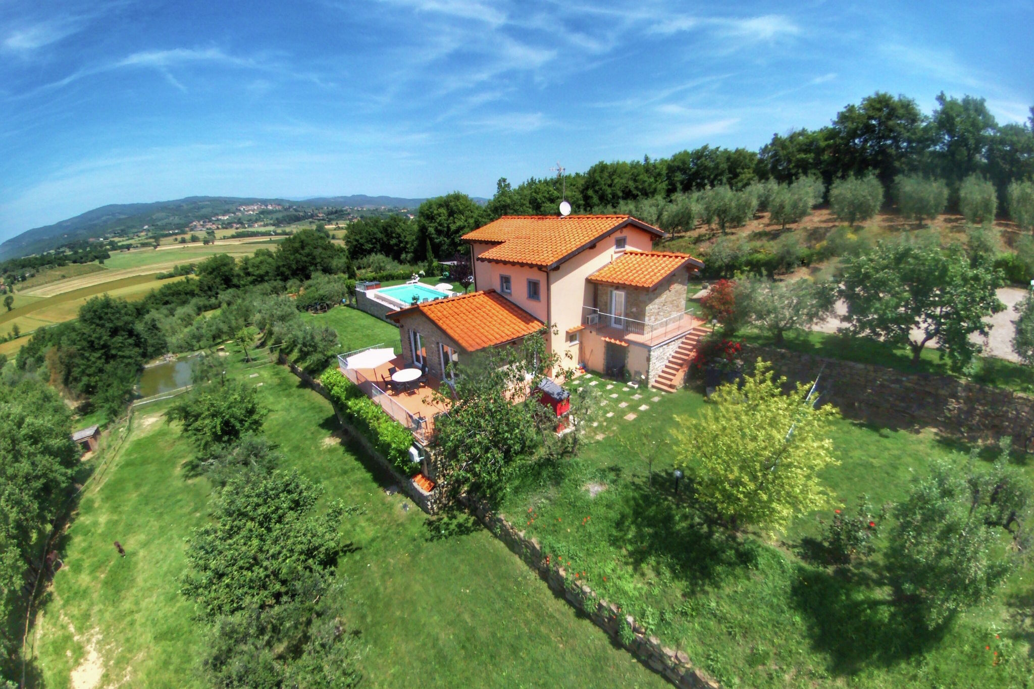 Luxuriöse Villa in Monte San Savino mit Whirlpool