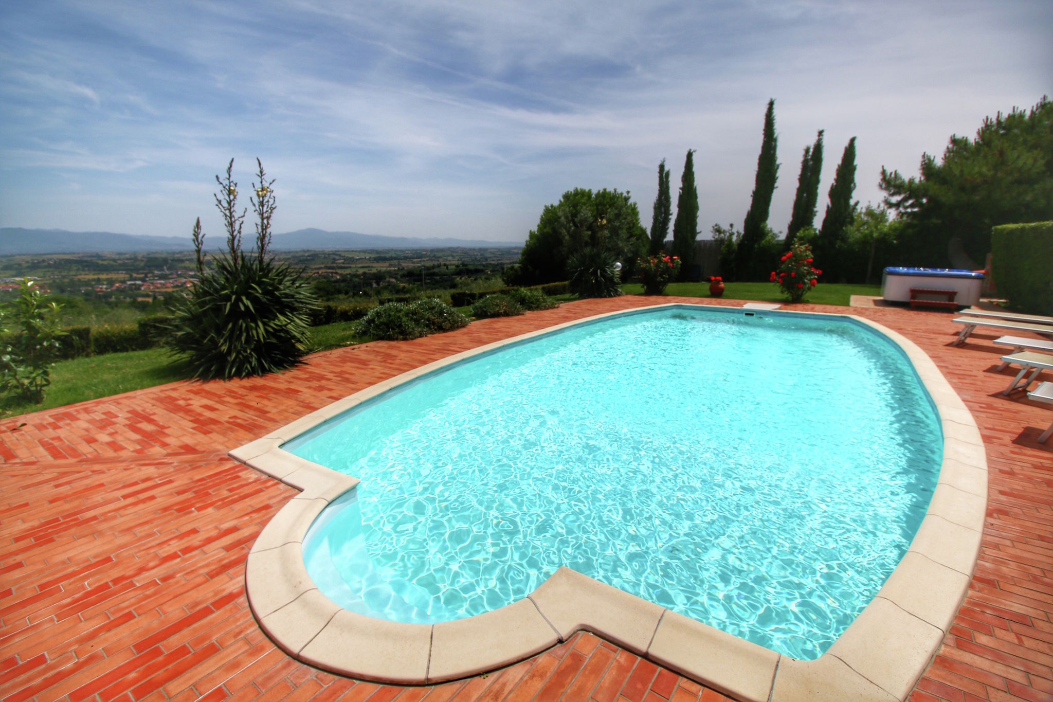Spacious Villa in Monte San Savino with Swimming Pool