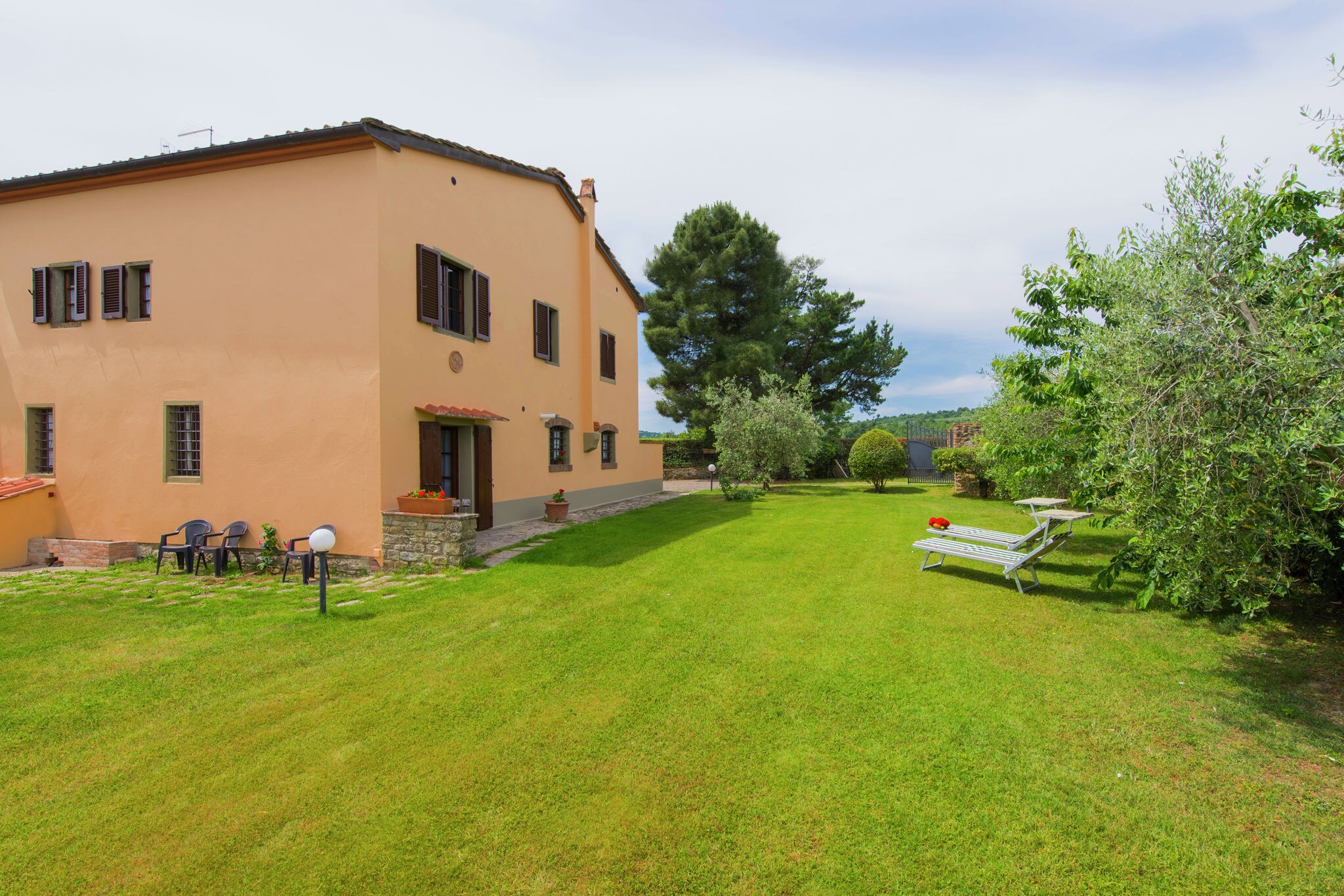 Ruime villa in de Chiana-vallei in Toscane met zwembad