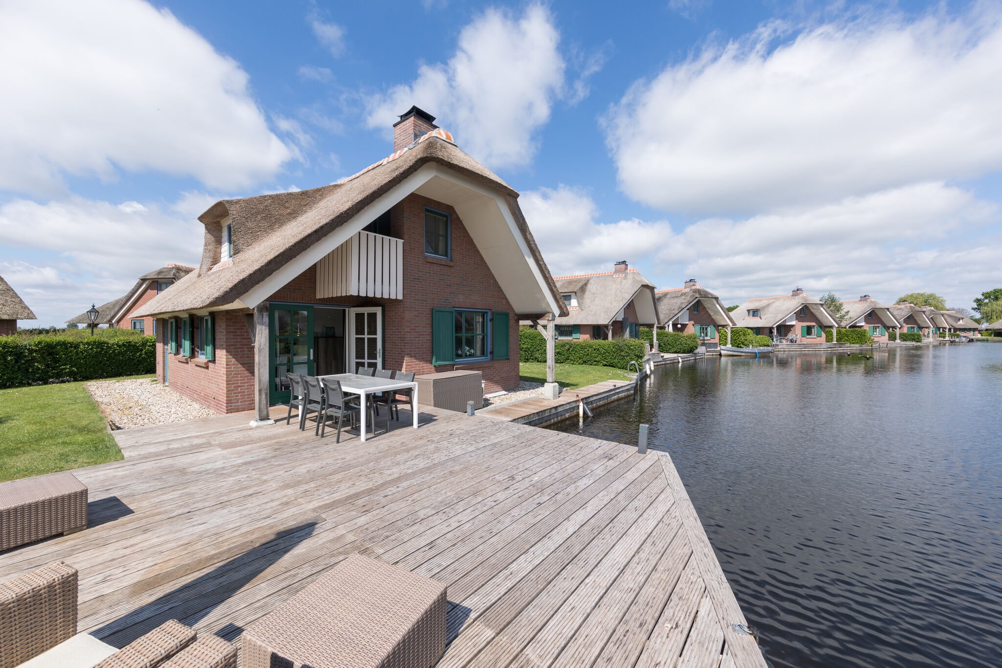Thatched villa with a dishwasher at Giethoorn