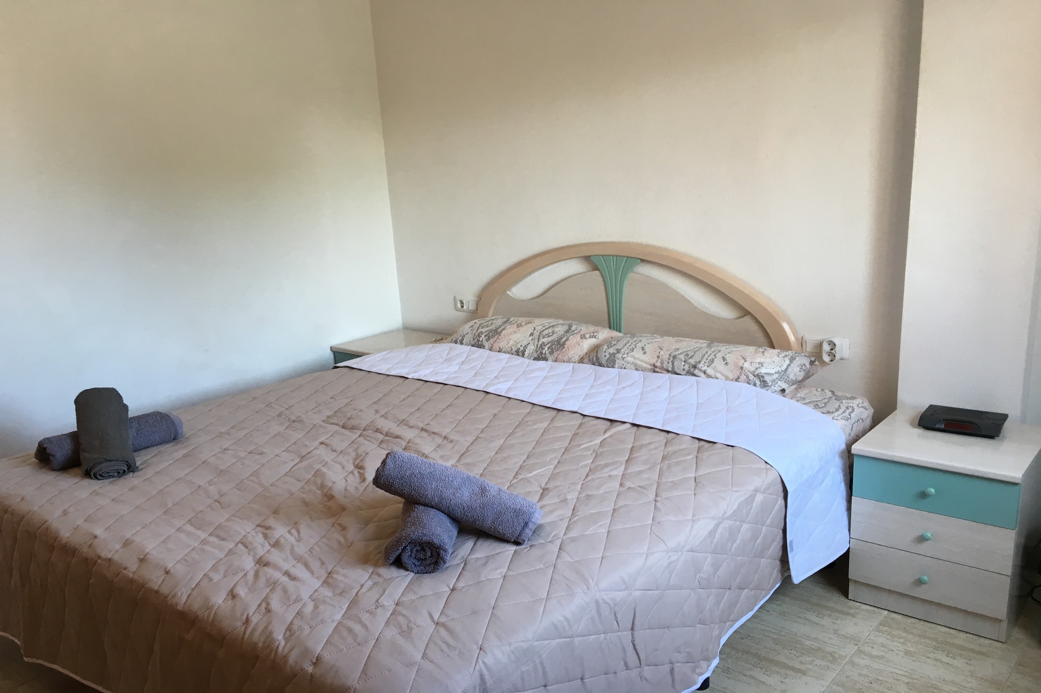 Ground floor: (Kitchen(cooker(4 ring stoves), coffee machine, microwave, fridge-freezer), Living/diningroom(TV(satellite), air conditioning), bedroom(2x single bed(80 x 200 cm), air conditioning), bathroom(shower, washbasin, toilet), pantry(washing machine))\n\nOn the 1st floor: (bedroom(2x single bed(80 x 200 cm), air conditioning), bedroom(double bed(180 x 200 cm), air conditioning), bathroom(shower, washbasin, toilet), roof terrace)\n\nconservatory/veranda, air conditioning, terrace, garden, garden furniture, sun loungers, deckchairs, parasol, swimming pool(shared with other guests), tennis court(shared with other guests, paid), play equipment, children\'s bed, high chair, ironing board