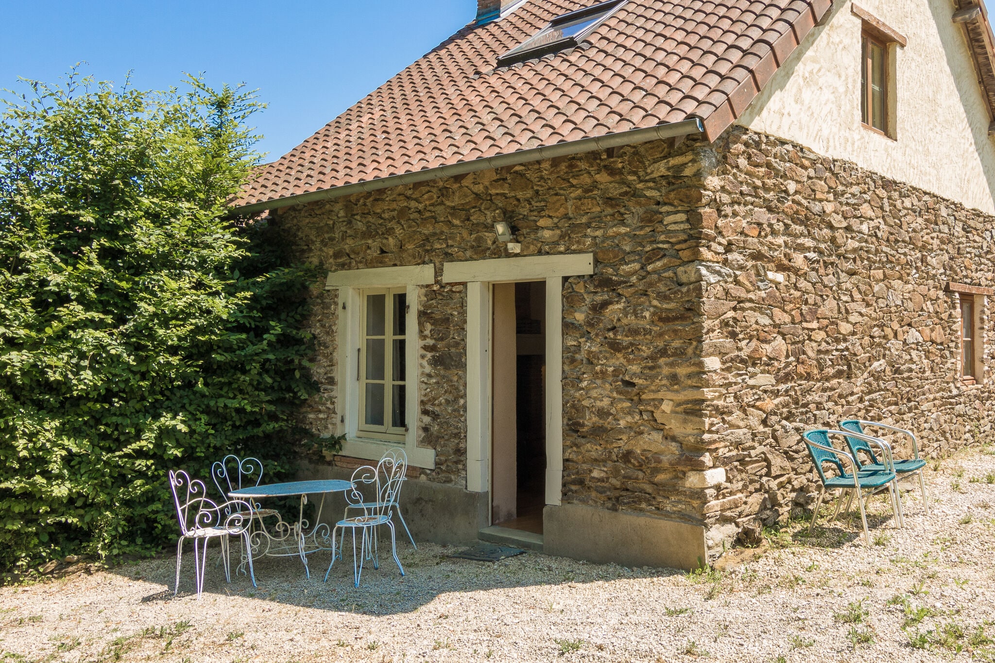 Quaint Cottage in Aquitaine with Furnished Garden
