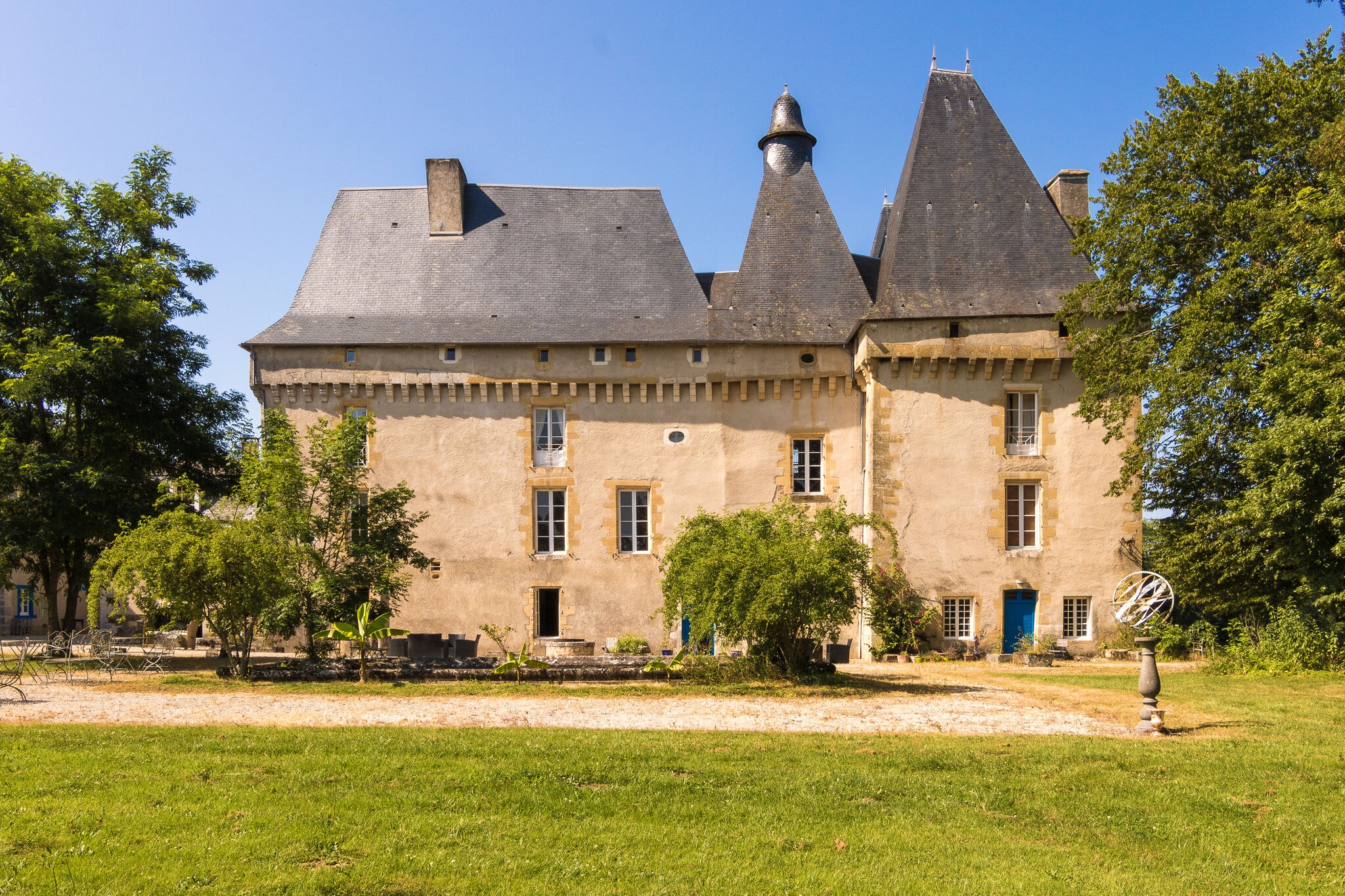 Château du patrimoine à Chaleix avec piscine partagée